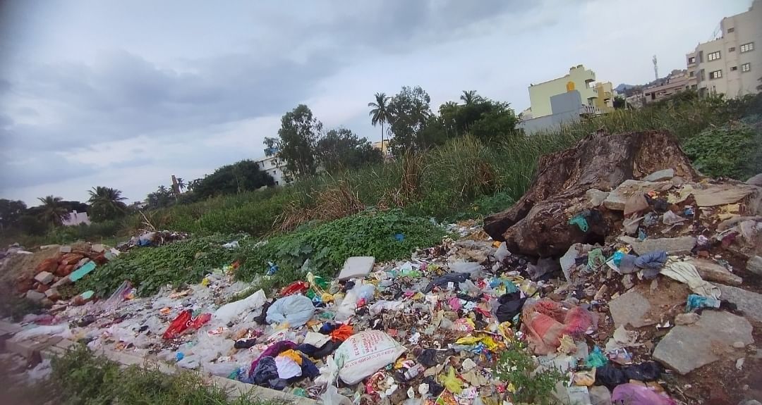 ವೇಮಗಲ್ ಮುಖ್ಯ ರಸ್ತೆಯ ಬಳಿಯ ಕಾಲುವೆಯಲ್ಲಿ ತುಂಬಿರುವ ಕಸದ ರಾಶಿ.