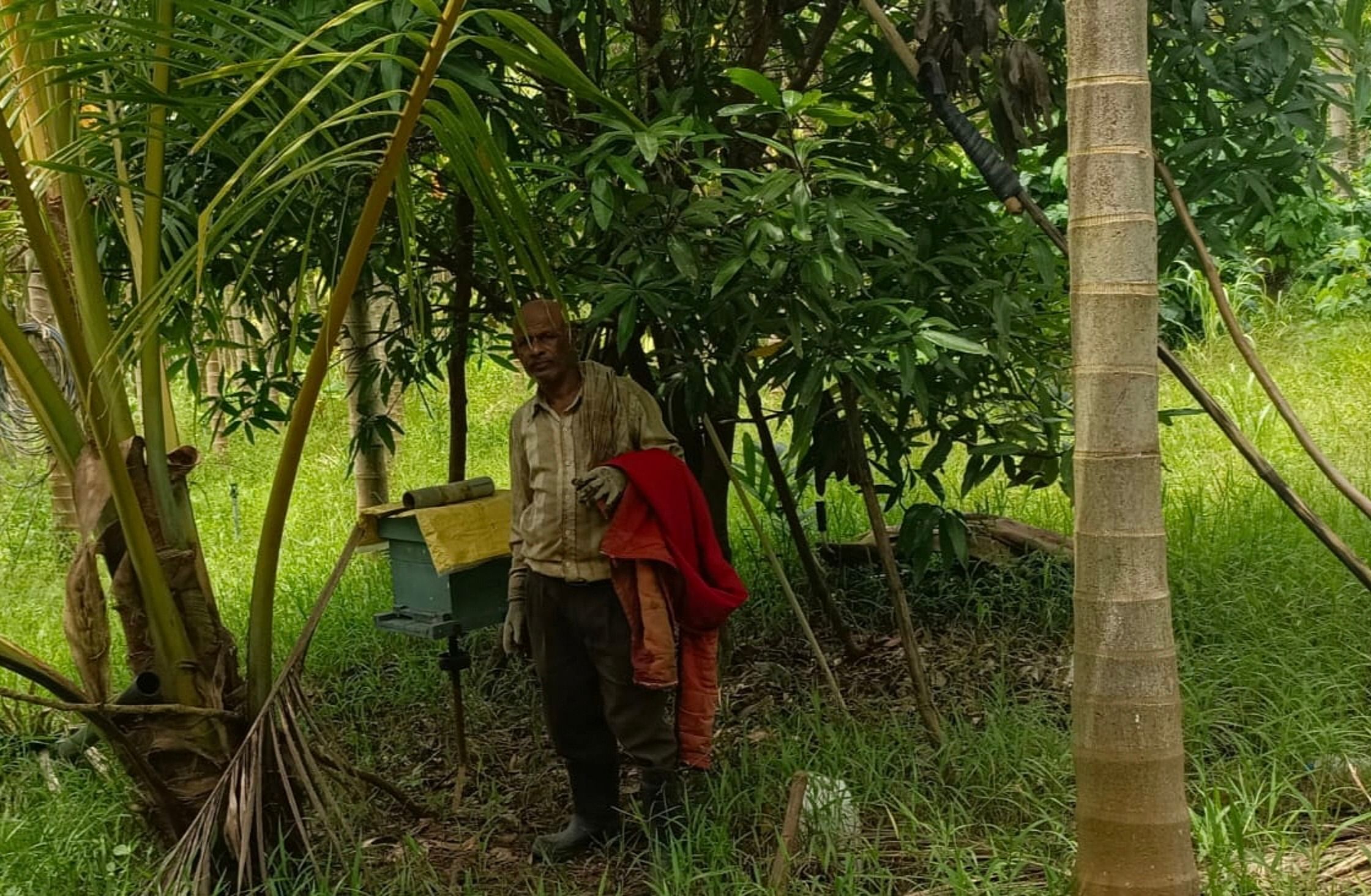 ತಮ್ಮ ಜಮೀನಿನಲ್ಲಿ ರೈತ ಮಂಜುನಾಥ್.ಎಂ