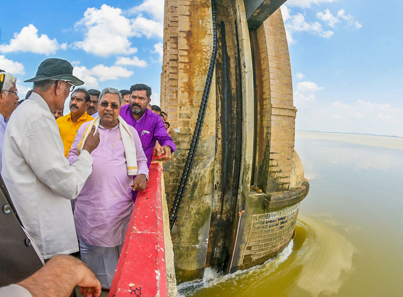 ಕೊಪ್ಪಳ ತಾಲ್ಲೂಕಿನ ಮುನಿರಾಬಾದ್‌ ಜಲಾಶಯದಲ್ಲಿ ಕೊಚ್ಚಿ ಹೋದ ಗೇಟ್‌ ಬಗ್ಗೆ ಮುಖ್ಯಮಂತ್ರಿ ಸಿದ್ದರಾಮಯ್ಯ ಅವರು ಜಲಾಶಯ ಗೇಟ್‌ಗಳ ನಿರ್ಮಾಣ ಮತ್ತು ಸುರಕ್ಷತಾ ತಜ್ಞ ಎಂಜಿನಿಯರ್ ಕನ್ನಯ್ಯ ನಾಯ್ಡು ಅವರೊಂದಿಗೆ ಮಂಗಳವಾರ ಚರ್ಚಿಸಿದರು