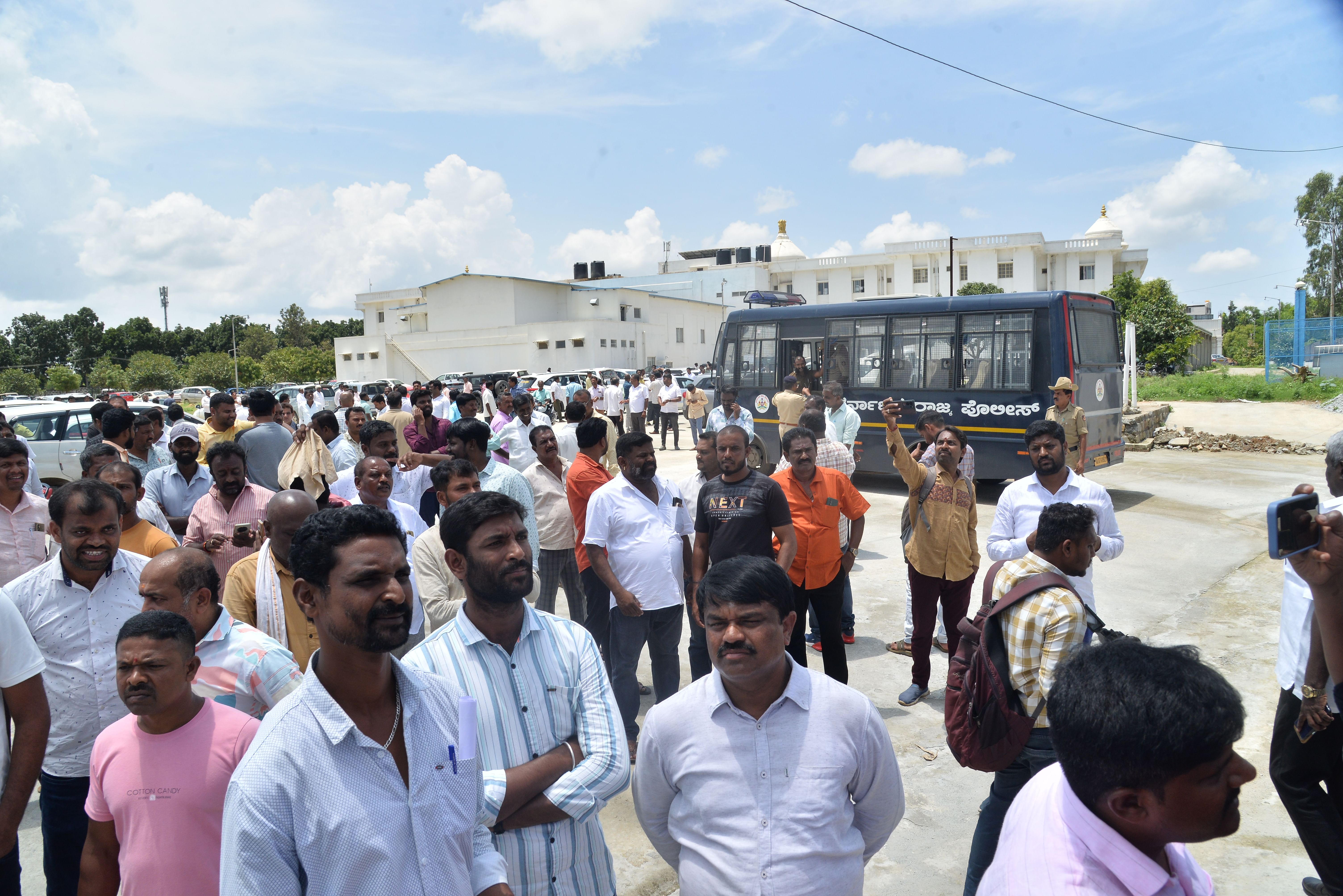 ದಾಖಲೆ ಪರಿಶೀಲನೆ ವೇಳೆ ಇವಿಎಂ ಉಗ್ರಾಣದ ಹೊರಗೆ ಕುತೂಹಲದಿಂದ ಕಾದು ನಿಂತಿರುವ ವಿವಿಧ ರಾಜಕೀಯ ಪಕ್ಷಗಳ ಮುಖಂಡರು, ಕಾರ್ಯಕರ್ತರು. 