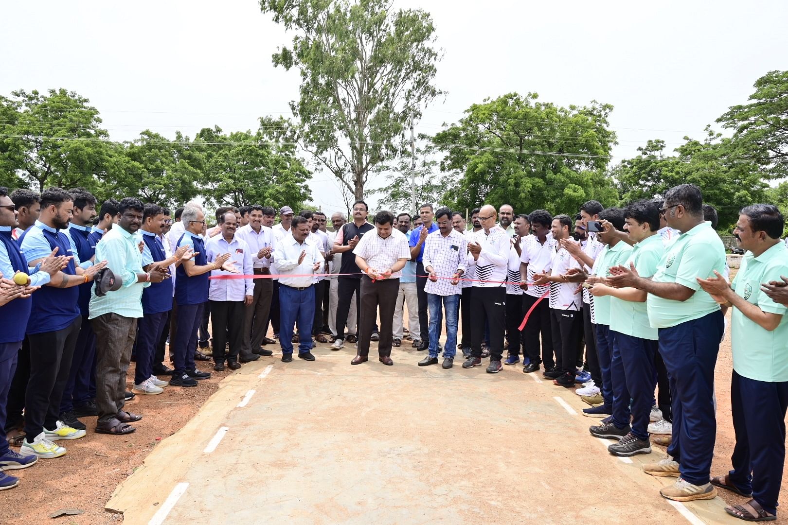 ಆಲಮಟ್ಟಿಯ ಸರ್ಕಾರಿ ಹಿರಿಯ ಪ್ರಾಥಮಿಕ ಶಾಲೆ ಆವರಣದಲ್ಲಿ ಬುಧವಾರ ಜರುಗಿದ ನೌಕರರ ಪಂದ್ಯಾವಳಿಗೆ ಕೆಬಿಜೆಎನ್ಎಲ್ ಎಂ.ಡಿ ಕೆ.ಪಿ.ಮೋಹನರಾಜು ಚಾಲನೆ ನೀಡಿದರು