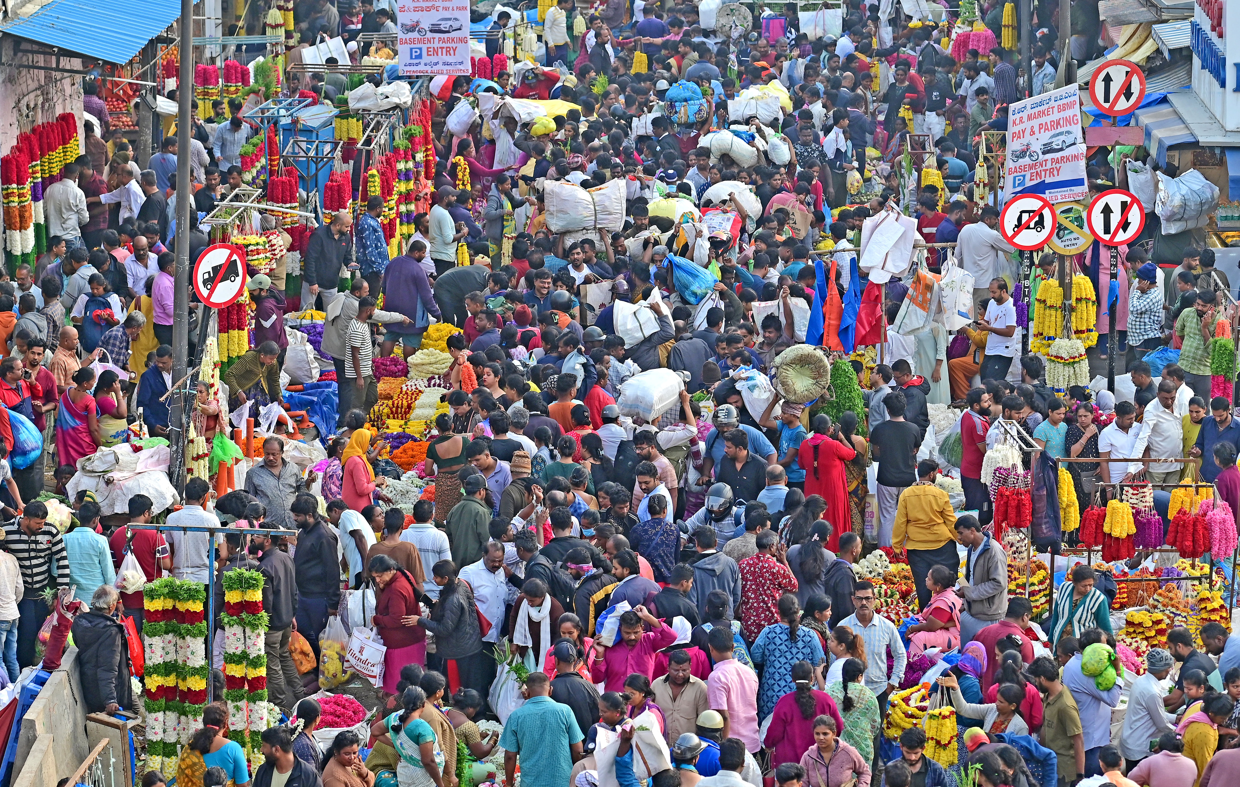 ನಗರದ ಕೆ.ಆರ್ ಮಾರುಕಟ್ಟೆಯಲ್ಲಿ ವರಮಹಾಲಕ್ಷ್ಮಿ ಹಬ್ಬದ ಅಂಗವಾಗಿ ಬುಧವಾರ ಹೂವು ಹಾಗೂ ಹಣ್ಣು ಖರೀದಿಗೆ ಹರಿದು ಬಂದ ಜನಸಾಗರ –ಪ್ರಜಾವಾಣಿ ಚಿತ್ರಗಳು/ ರಂಜು ಪಿ