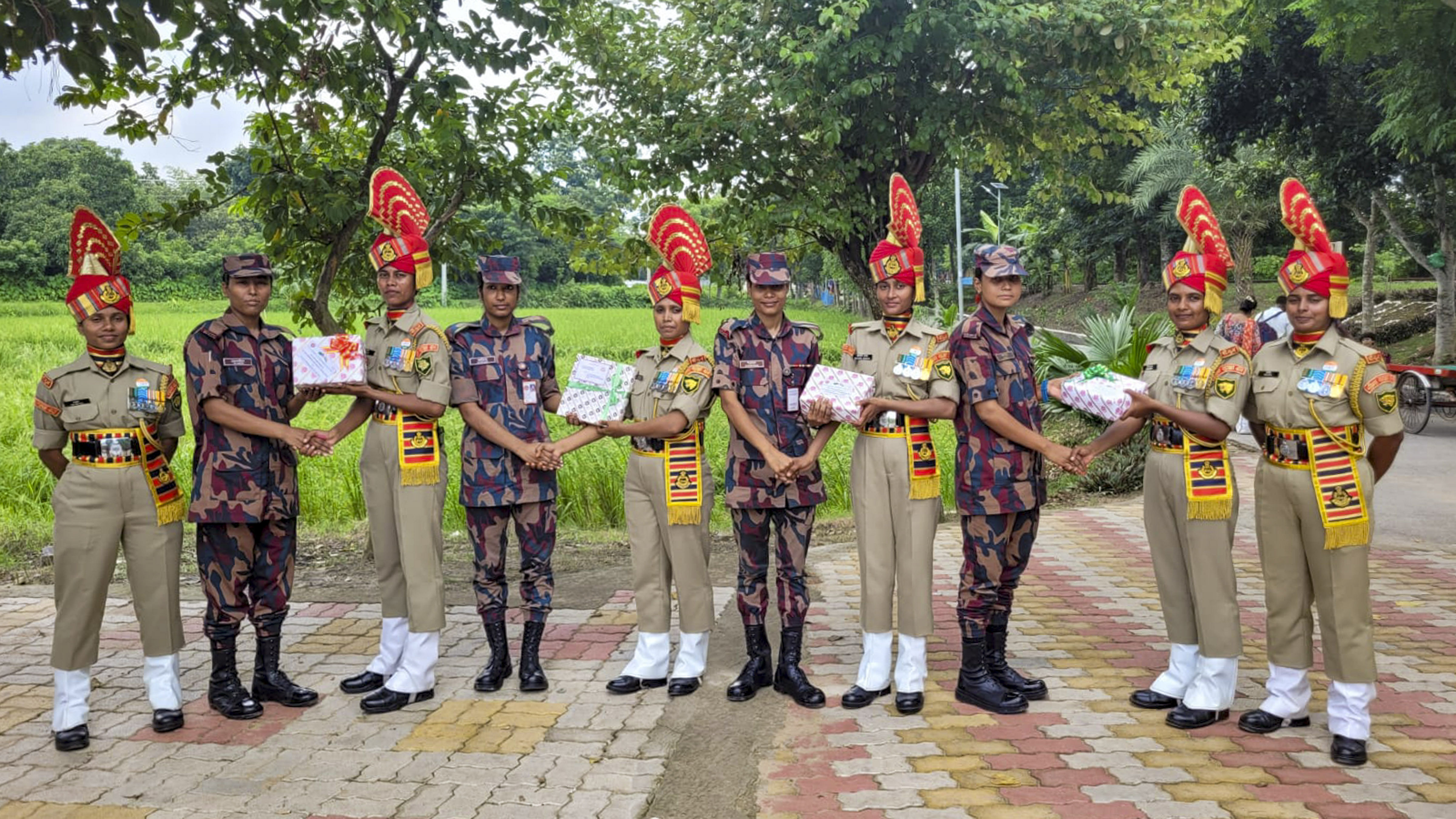 ಬಿಎಸ್‌ಎಫ್‌ನ ಮಹಿಳಾ ತಂಡವು ಬಾಂಗ್ಲಾದೇಶದ ಮಹಿಳಾ ಭದ್ರತಾ ತಂಡವೊಂದಿಗೆ ಇದೇ ಮೊದಲ ಬಾರಿಗೆ ಸಿಹಿ ಹಂಚಿಕೊಳ್ಳುವ ಸಂಪ್ರದಾಯವನ್ನು ನೆರವೇರಿಸಿದರು –ಪಿಟಿಐ ಚಿತ್ರ