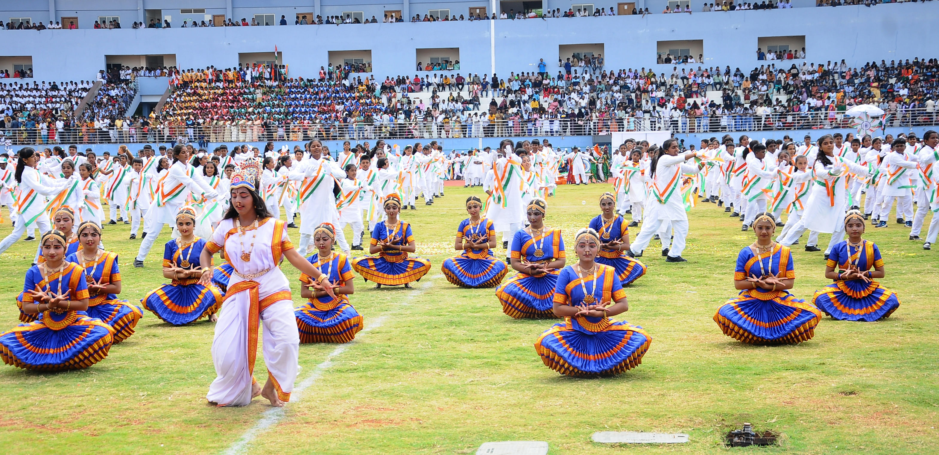 ತುಮಕೂರಿನಲ್ಲಿ ಗುರುವಾರ ಸ್ವಾತಂತ್ರ್ಯ ದಿನದ ಅಂಗವಾಗಿ ಹಮ್ಮಿಕೊಂಡಿದ್ದ ಸಾಂಸ್ಕೃತಿಕ ಕಾರ್ಯಕ್ರಮದಲ್ಲಿ ದೇವರಾಜ ಅರಸು ವಸತಿ ನಿಲಯದ ವಿದ್ಯಾರ್ಥಿಗಳು ನೃತ್ಯ ಪ್ರದರ್ಶಿಸಿದರು