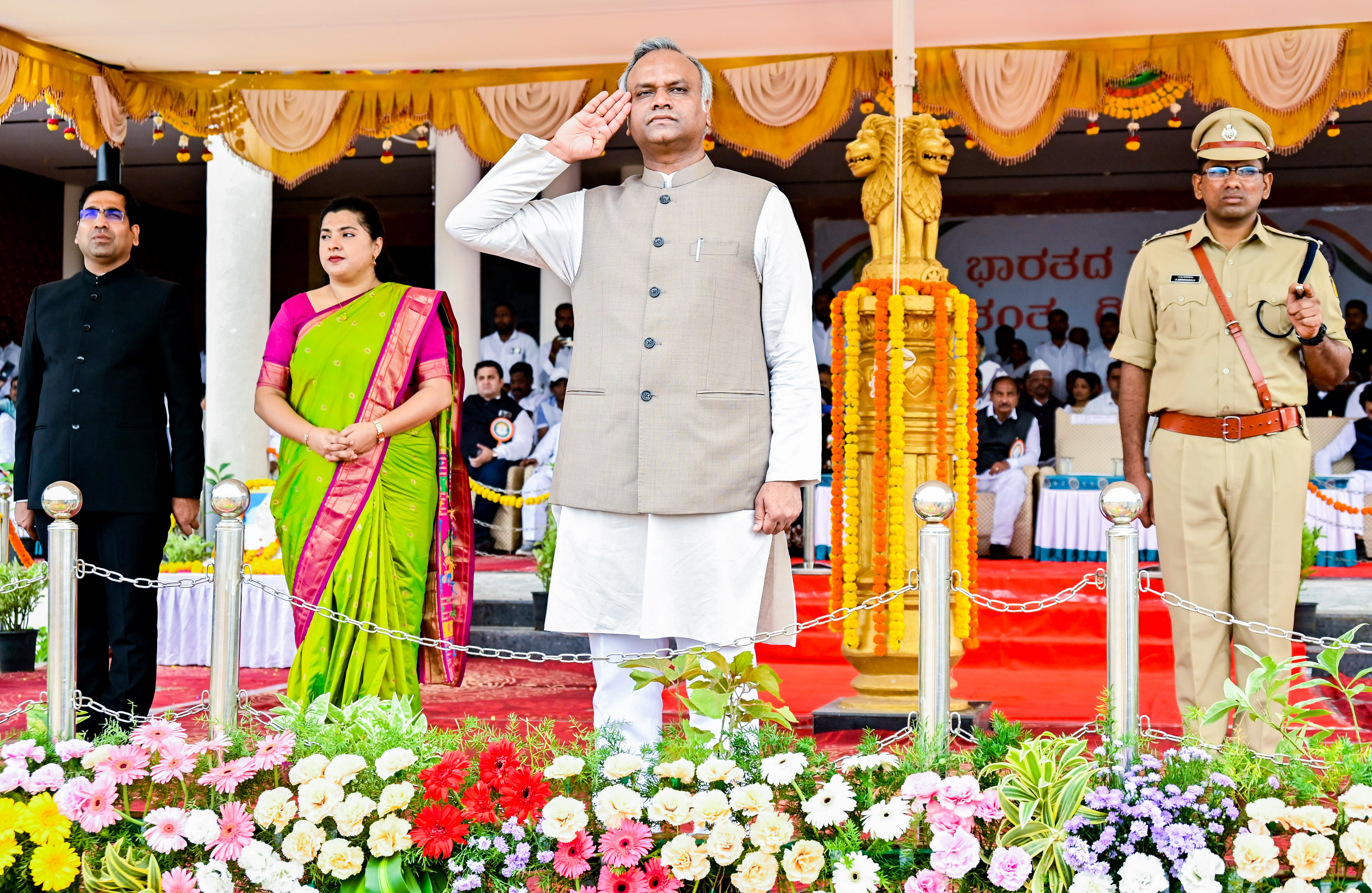 ಕಲಬುರಗಿಯ ಪೊಲೀಸ್‌ ಪರೇಡ್‌ ಮೈದಾನದಲ್ಲಿ ಮಂಗಳವಾರ ಸ್ವಾತಂತ್ರ್ಯ ದಿನಾಚರಣೆ ಅಂಗವಾಗಿ ಜಿಲ್ಲಾ ಉಸ್ತುವಾರಿ ಸಚಿವ ಪ್ರಿಯಾಂಕ್‌ ಖರ್ಗೆ ಧ್ವಜಾರೋಹಣ ಮಾಡಿದರು. ಜಿ.ಪಂ. ಸಿಇಒ ಭಂವರ್ ಸಿಂಗ್ ಮೀನಾ, ಜಿಲ್ಲಾಧಿಕಾರಿ ಬಿ. ಫೌಜಿಯಾ ತರನ್ನುಮ್, ಎಸ್ಪಿ ಅಡ್ಡೂರು ಶ್ರೀನಿವಾಸಲು ಭಾಗವಹಿಸಿದ್ದರು –ಪ್ರಜಾವಾಣಿ ಚಿತ್ರ