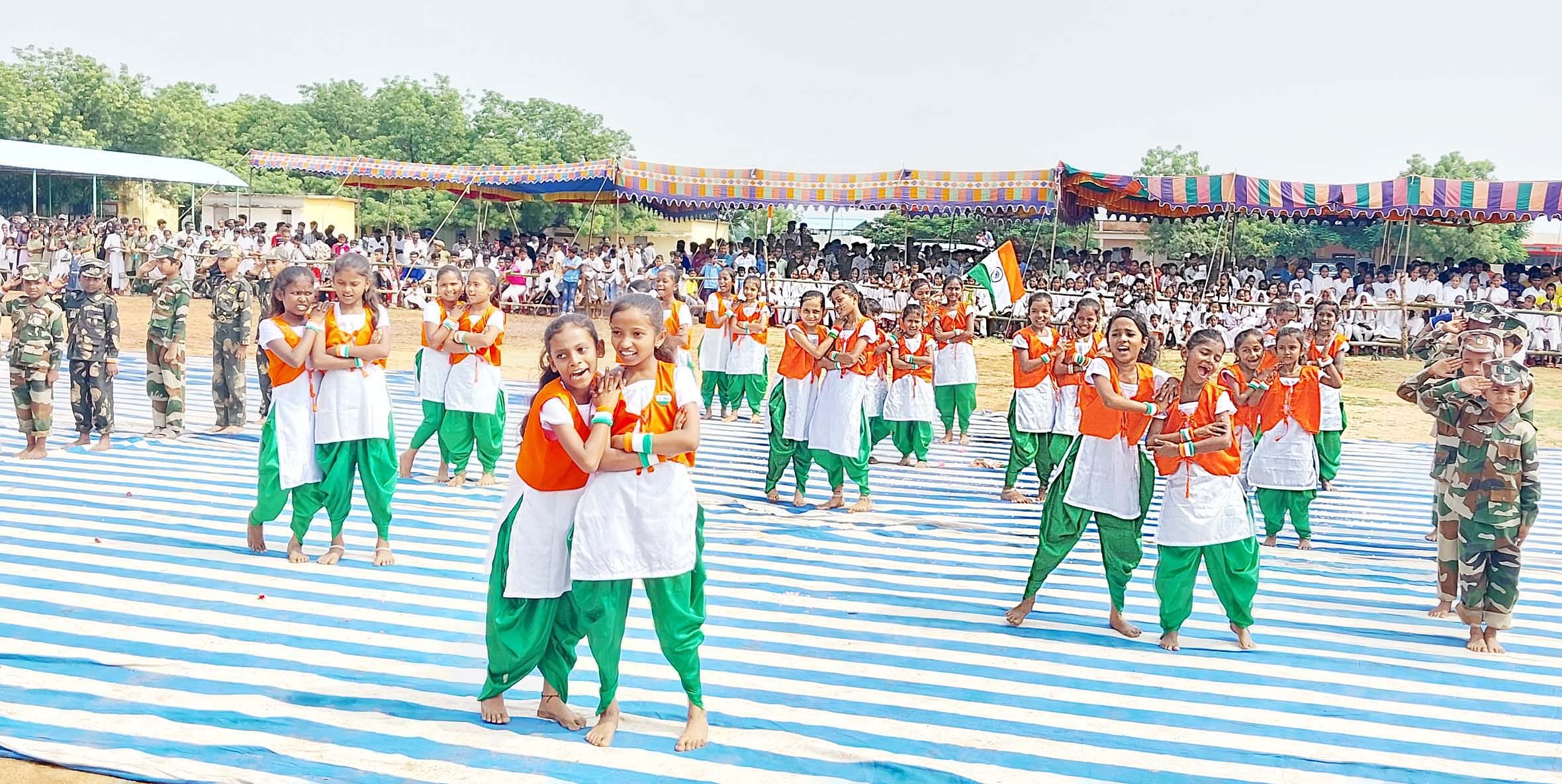 ಕನಕಗಿರಿಯ ಪಿಯು ಕಾಲೇಜನ ಮೈದಾನದಲ್ಲಿ ತಾಲ್ಲೂಕು ಆಡಳಿತದ ವತಿಯಿಂದ ಗುರುವಾರ ನಡೆದ ಸ್ವಾತಂತ್ರ್ಯ ದಿನಾಚರಣೆಯ ಸಾಂಸ್ಕೃತಿಕ ಕಾರ್ಯಕ್ರಮದ ಸ್ಪರ್ಧೆಯಲ್ಲಿ ಪ್ರಥಮ ಸ್ಥಾನ ಪಡೆದ ದ್ಯಾಮವನಗುಡಿ ಸರ್ಕಾರಿ ಕಿರಿಯ ಪ್ರಾಥಮಿಕ ಶಾಲೆಯ ವಿದ್ಯಾರ್ಥಿಗಳ ಸಾಮೂಹಿಕ ನೃತ್ಯ