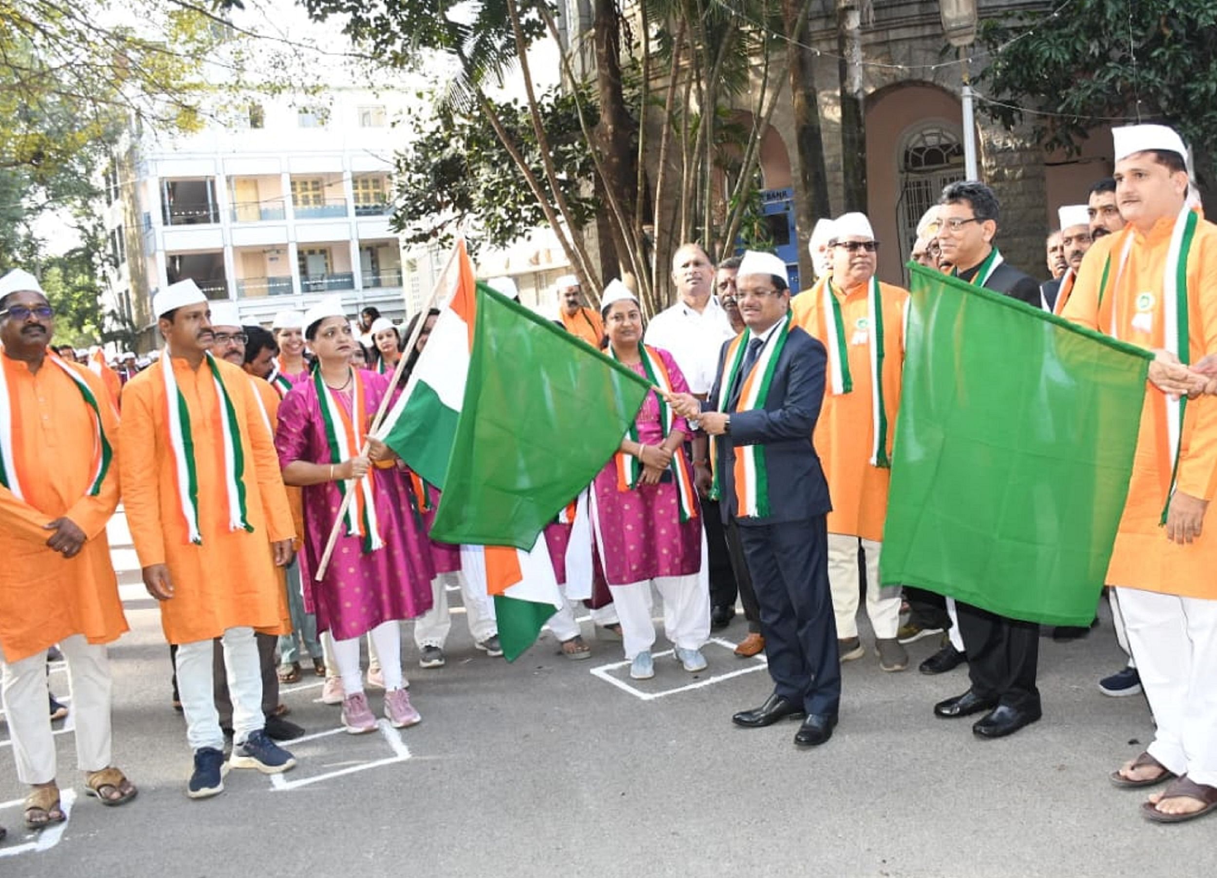 ಕಾಲ್ನಡಿಗೆ ಜಾಥಾಕ್ಕೆ ಬಿಬಿಎಂಪಿ ಆಡಳಿತಾಧಿಕಾರಿ ಎಸ್‌.ಆರ್‌. ಉಮಾಶಂಕರ್‌, ಮುಖ್ಯ ಆಯುಕ್ತ ತುಷಾರ್‌ ಗಿರಿನಾಥ್‌, ಸಂಘದ ಅಧ್ಯಕ್ಷ ಎ. ಅಮೃತ್‌ರಾಜ್‌ ಅವರು ಚಾಲನೆ ನೀಡಿದರು.