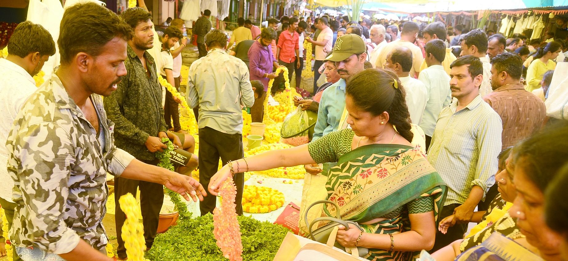 ತುಮಕೂರಿನ ಅಂತರಸನಹಳ್ಳಿ ಮಾರುಕಟ್ಟೆಯಲ್ಲಿ ಗುರುವಾರ ಮಹಿಳೆಯರು ಹೂವು ಖರೀದಿಸಿದರು