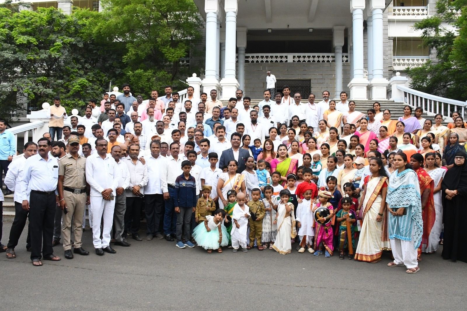 ಕಲಬುರಗಿಯ ಮಿನಿವಿಧಾನ ಸೌಧದ ಆವರಣದಲ್ಲಿ ಗುರುವಾರ ಸ್ವಾತಂತ್ರ್ಯ ದಿನ ಆಚರಿಸಲಾಯಿತು. ಜಿಲ್ಲಾಧಿಕಾರಿ ಫೌಜಿಯಾ ತರನ್ನುಮ್ ಸೇರಿದಂತೆ ವಿವಿಧ ಅಧಿಕಾರಿಗಳು, ಮಕ್ಕಳು ಪಾಲ್ಗೊಂಡಿದ್ದರು