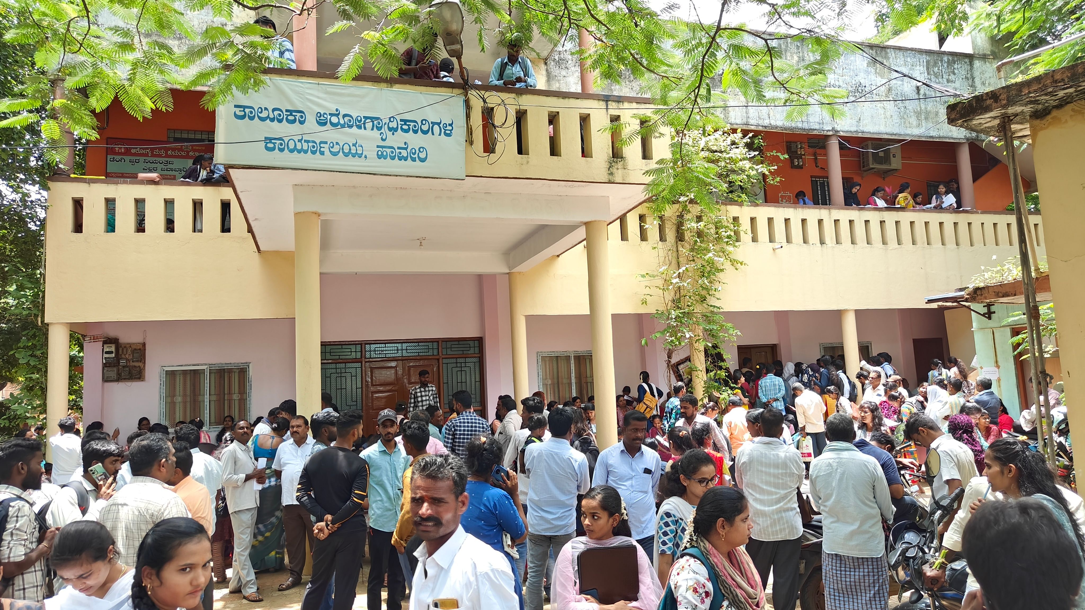 ಹಾವೇರಿ ಜಿಲ್ಲಾ ಆರೋಗ್ಯ ಇಲಾಖೆಯಲ್ಲಿ ಖಾಲಿ ಇರುವ ಹುದ್ದೆಗಳ ನೇಮಕಾತಿಗಾಗಿ ತಾಲ್ಲೂಕು ಆರೋಗ್ಯಾಧಿಕಾರಿ ಕಚೇರಿಯಲ್ಲಿ ನಡೆದಿದ್ದ ನೇರ ಸಂದರ್ಶನಕ್ಕೆ ಹಾಜರಾಗಿದ್ದ ಆಕಾಂಕ್ಷಿಗಳು