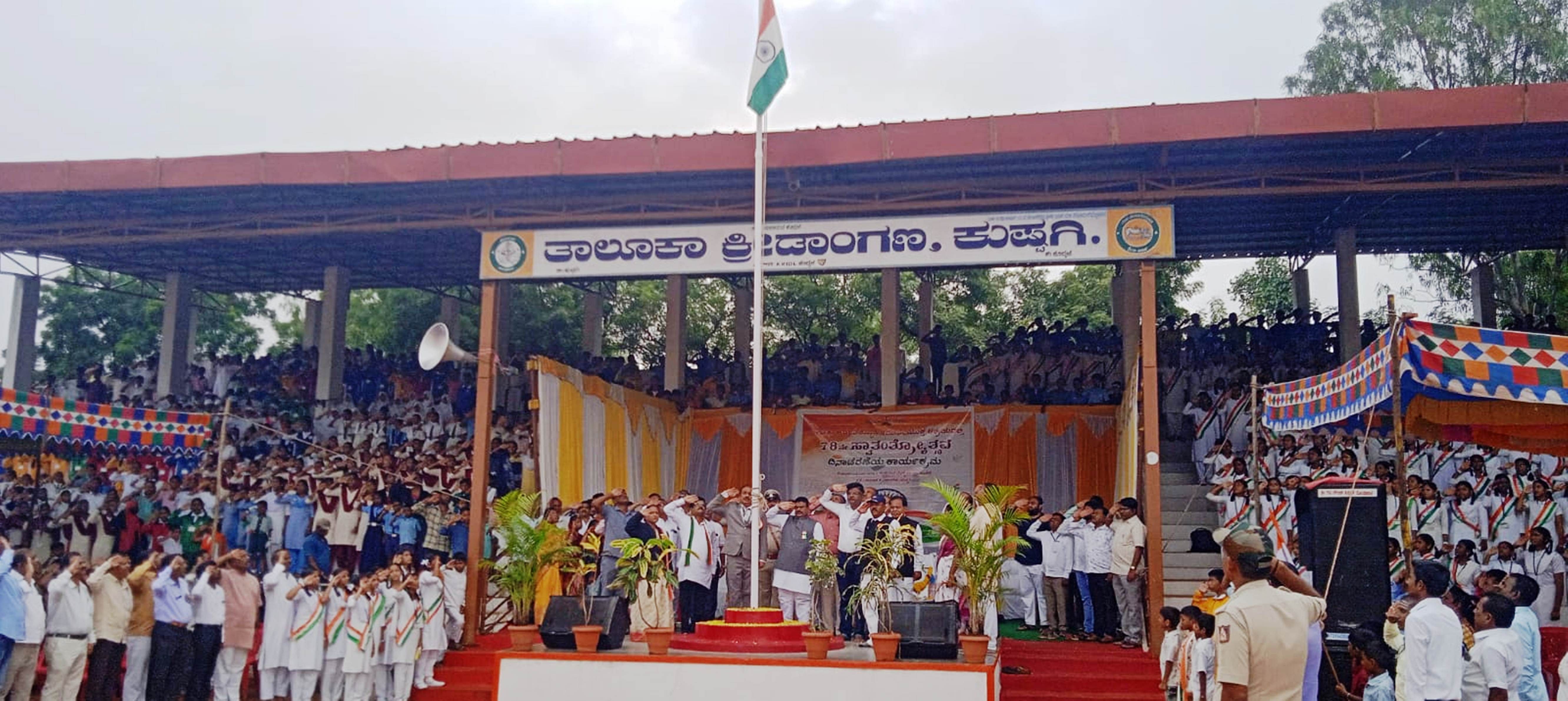 ಕುಷ್ಟಗಿಯಲ್ಲಿ ನಡೆದ ಸ್ವಾತಂತ್ರ್ಯೋತ್ಸವದಲ್ಲಿ ತಹಶೀಲ್ದಾರ್ ಅಶೋಕ ಶಿಗ್ಗಾವಿ ಧ್ವಜಾರೋಹಣ ನೆರವೇರಿಸಿದರು. ಶಾಸಕ ದೊಡ್ಡನಗೌಡ ಪಾಟೀಲ ಹಾಜರಿದ್ದರು