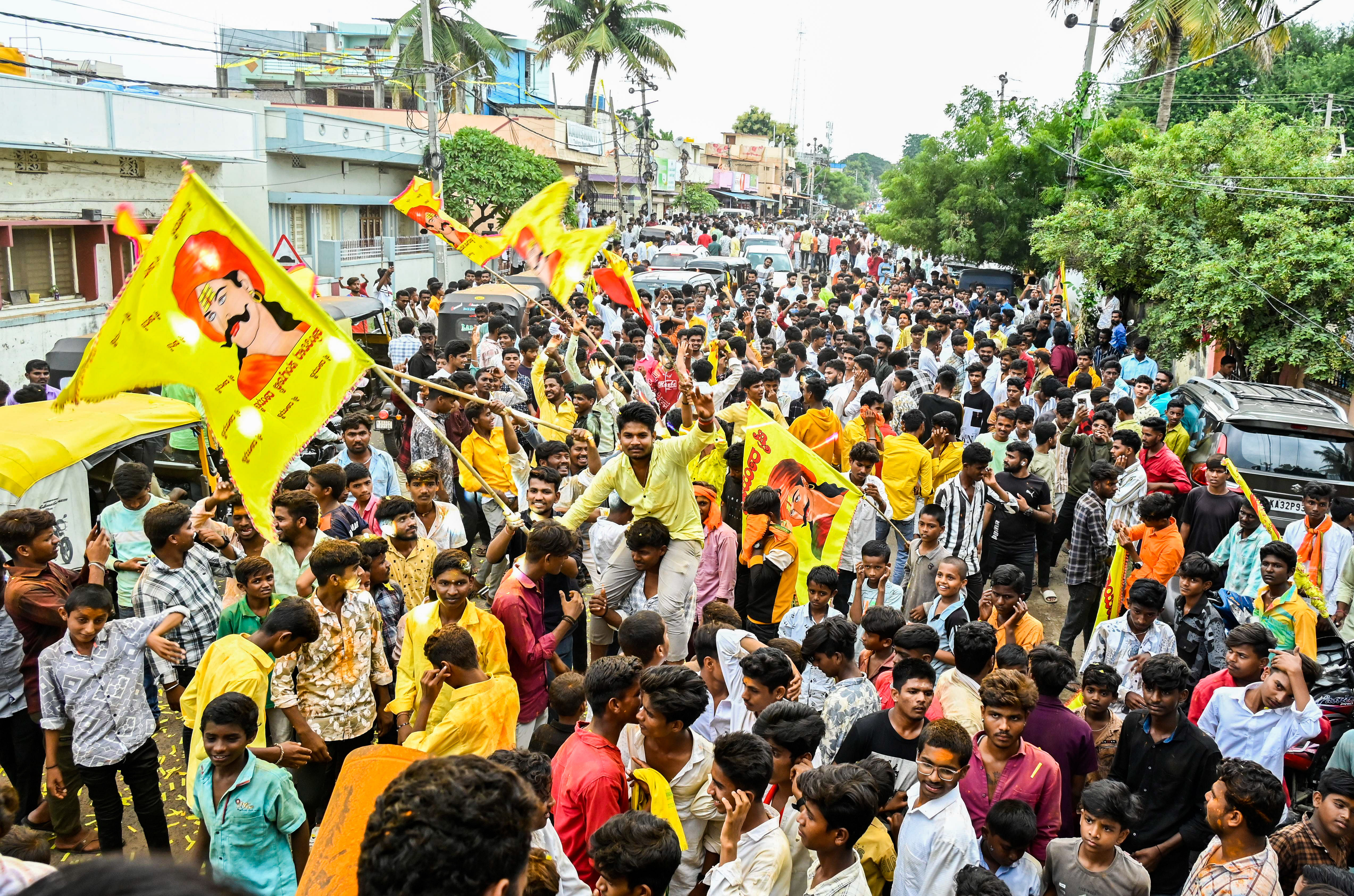 ಕಲಬುರಗಿಯಲ್ಲಿ ಗುರುವಾರ ಕ್ರಾಂತಿವೀರ ಸಂಗೊಳ್ಳಿ ರಾಯಣ್ಣನ ಜಯಂತಿ ಅಂಗವಾಗಿ ನಡೆದ ಮೆರವಣಿಗೆಯಲ್ಲಿ ಕುಣಿದು ಸಂಭ್ರಮಿಸಿದ ಯುವಕರು –ಪ್ರಜಾವಾಣಿ ಚಿತ್ರ