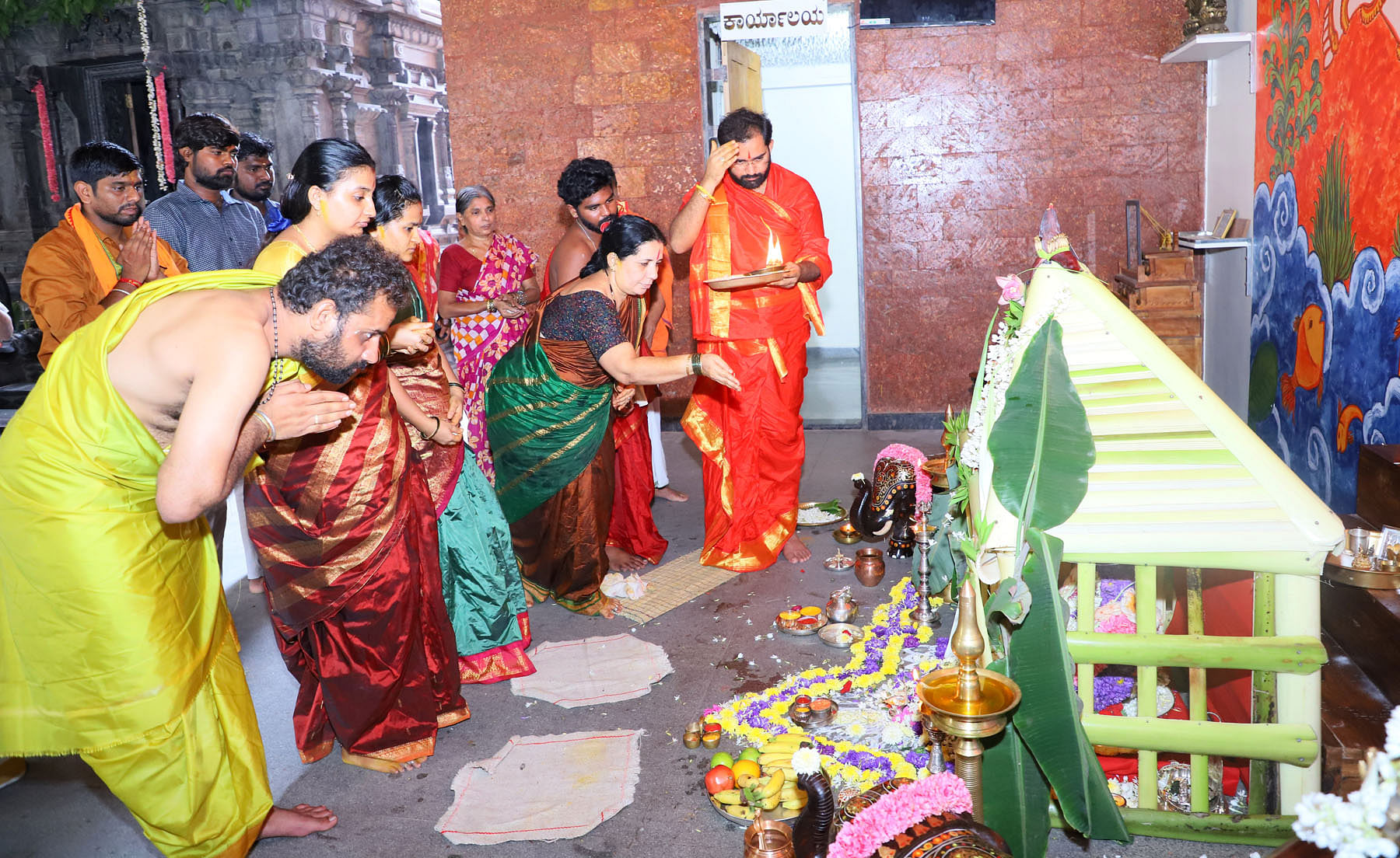 ರಾಯಚೂರಿನ ಗಾಂಧಿ ಚೌಕ್‌ ಹನುಮಾನ ಮಂದಿರದಲ್ಲಿ ಬಾಳೆದಿಂಡಿನಿಂದ ಮಂಟಪ ನಿರ್ಮಿಸಿ ವರಮಹಾಲಕ್ಷ್ಮಿ ಪ್ರತಿಮೆ ಪ್ರತಿಷ್ಠಾಪಿಸಿ ವಿಶೇಷ ಪೂಜೆ ಸಲ್ಲಿಸಲಾಯಿತು