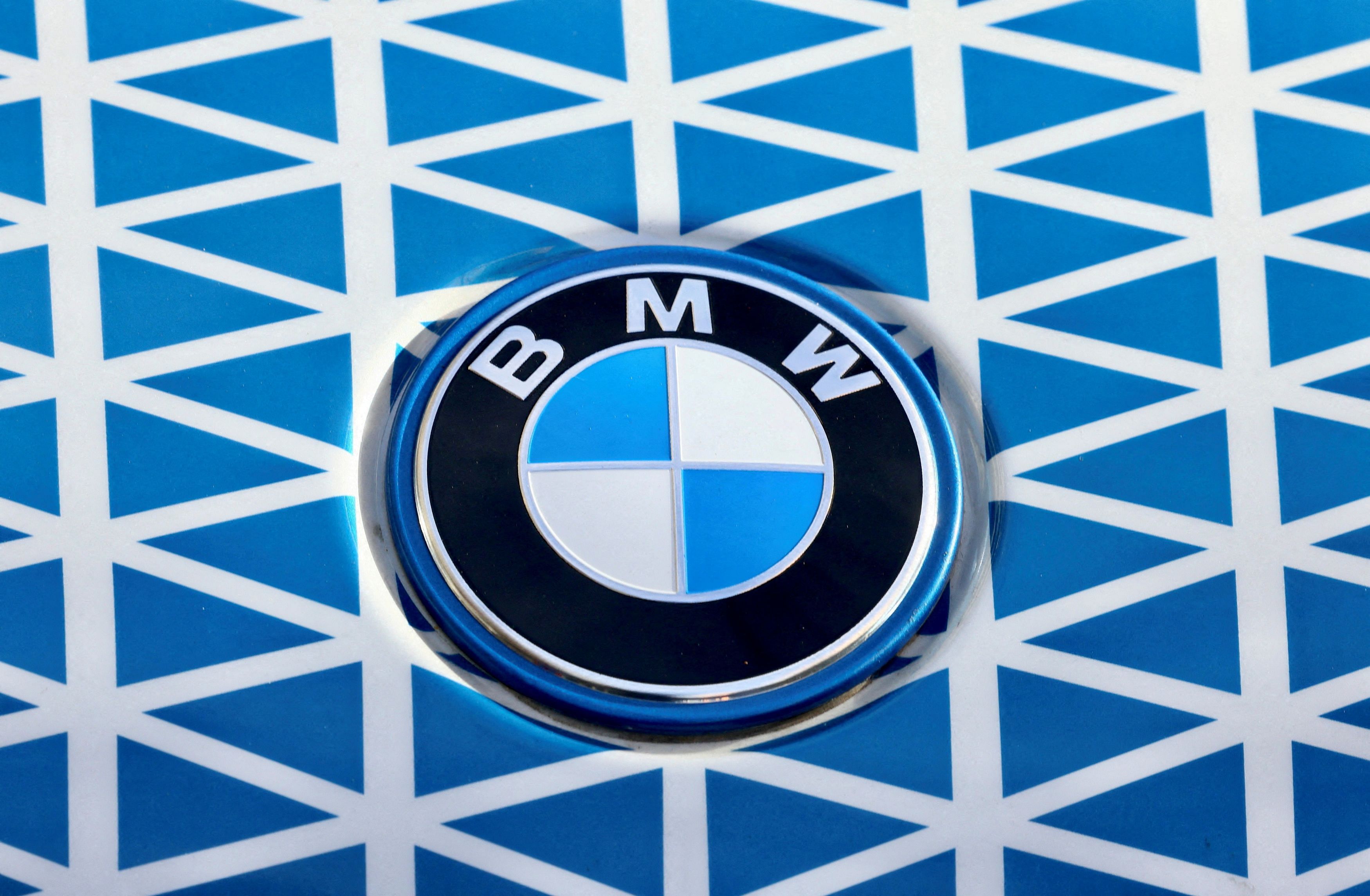 <div class="paragraphs"><p>BMW ಲಾಂಛನ</p></div>