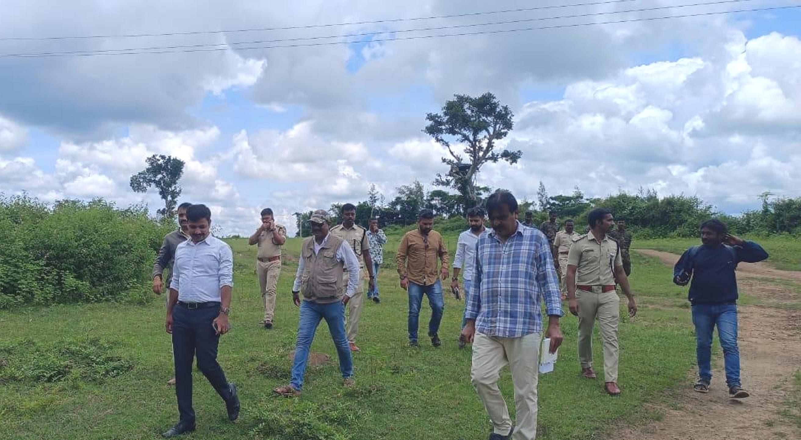 ನಾಗರಹೊಳೆ ವೀರನಹೊಸಹಳ್ಳಿ ಗೇಟ್ ಬಳಿ ನಡೆಯಲಿರುವ ಗಜಪಯಣ ಕಾರ್ಯಕ್ರಮದ ಸ್ಥಳವನ್ನು ಮೈಸೂರು ವನ್ಯಜೀವಿ ವಿಭಾಗದ ಡಿಸಿಎಫ್ ಪ್ರಭು ವೀಕ್ಷಿಸಿದರು. ಆರ್‌ಎಫ್‌ಒ ಸಂತೋಷ್ ಕುಮಾರ್. ಅಭಿಷೇಕ್, ಪಶುವೈದ್ಯ ಡಾ.ಮುಜೀಬ್ ರೆಹಮಾನ್ ಭಾಗವಹಿಸಿದ್ದರು