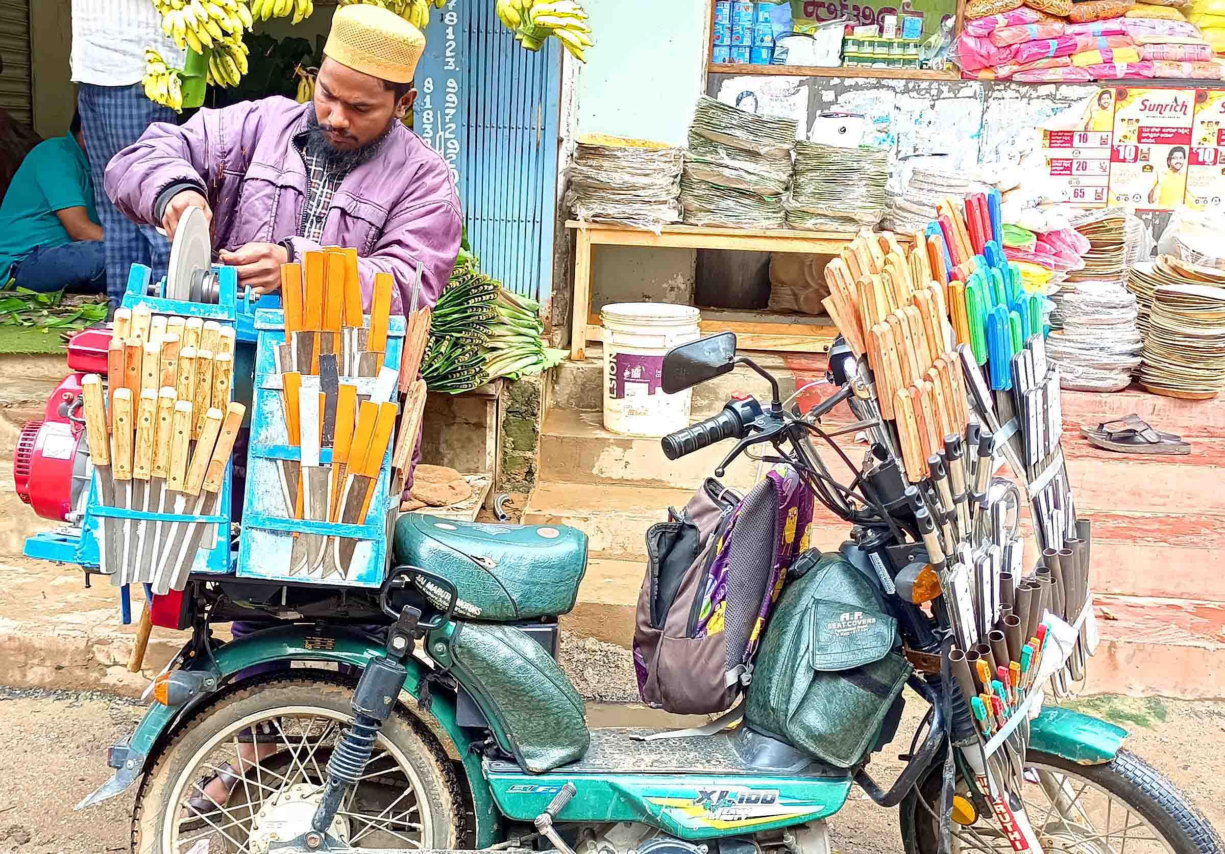 ಸಾಣೆ ಹಿಡಿಯುತ್ತಿರುವ ಇಮ್ತಿಯಾಜ್