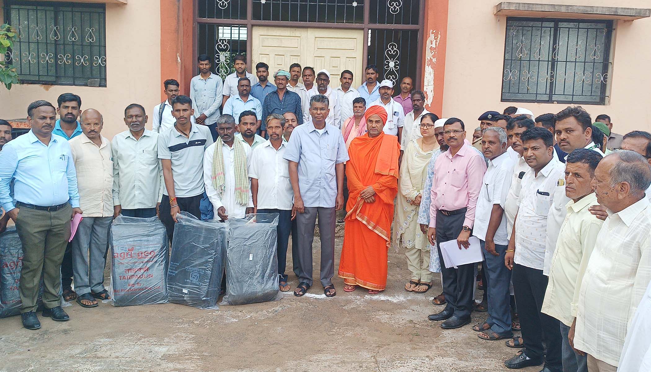 ಯಮಕನಮರಡಿ ಸ್ಥಳೀಯ ಹತ್ತರಗಿ ಕಾರಿಮಠದಲ್ಲಿ ಶನಿವಾರ100 ರೈತರಿಗೆ ಸಚಿವ ಸತೀಶ ಜಾರಕಿಹೊಳಿ ತಾಡಪತ್ರಿಗಳ ವಿತರಿಸಿದರು