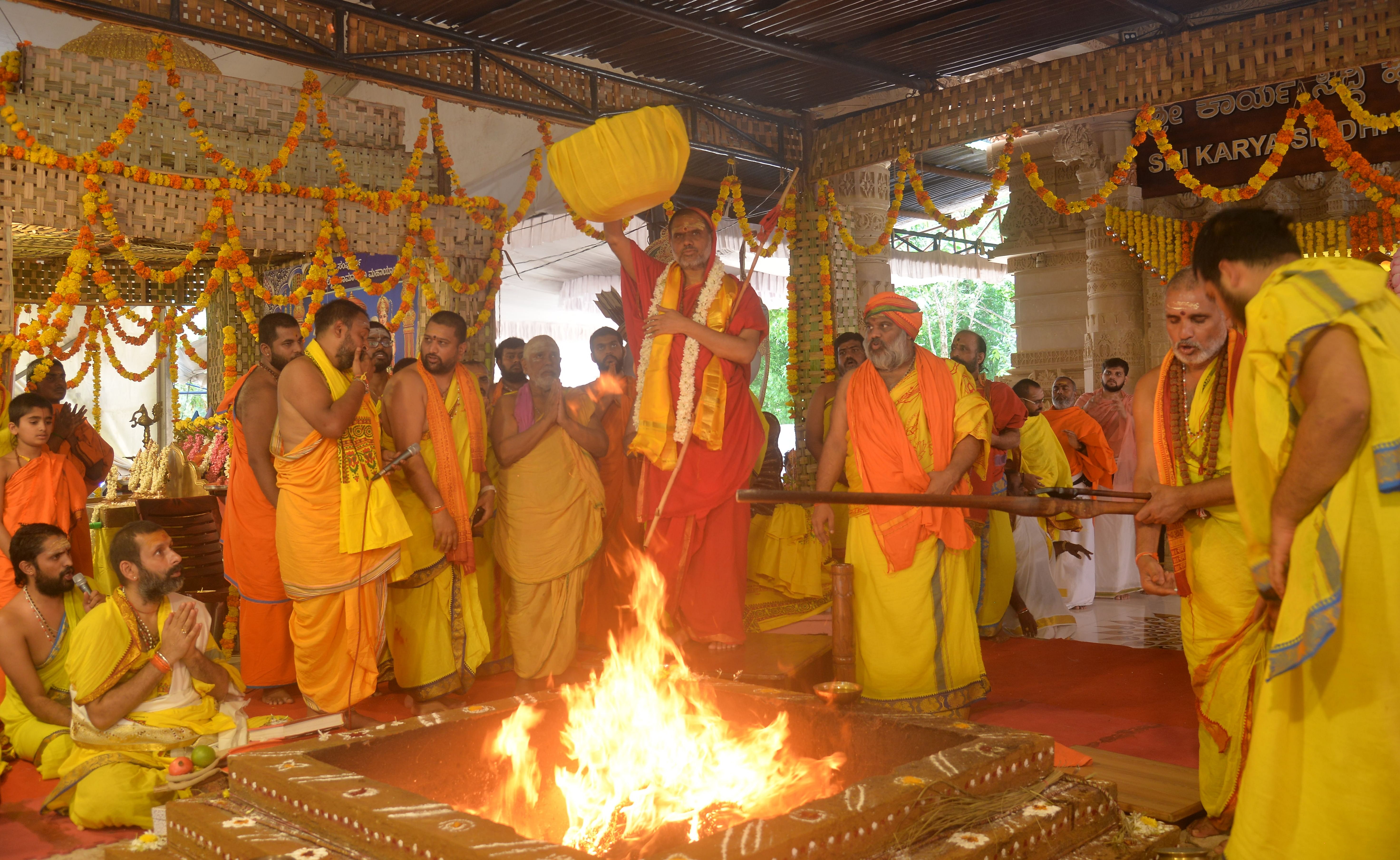 ಮೈಸೂರಿನ ದತ್ತ ಪೀಠದ ಕಾರ್ಯಸಿದ್ಧಿ ಆಂಜನೇಯ ಸ್ವಾಮಿ ಸನ್ನಿಧಿಯಲ್ಲಿ ಭಾನುವಾರರ ನಡೆದ ‘ಸಂಪೂರ್ಣ ಶ್ರೀಮದ್ ವಾಲ್ಮೀಕಿ ರಾಮಾಯಣ ಮಹಾಯಾಗ’ದ ಮಹಾಪೂರ್ಣಾಹುತಿ ಕಾರ್ಯದಲ್ಲಿ ದತ್ತ ವಿಜಯಾನಂದತೀರ್ಥ ಸ್ವಾಮೀಜಿ ಪಾಲ್ಗೊಂಡಿದ್ದರು