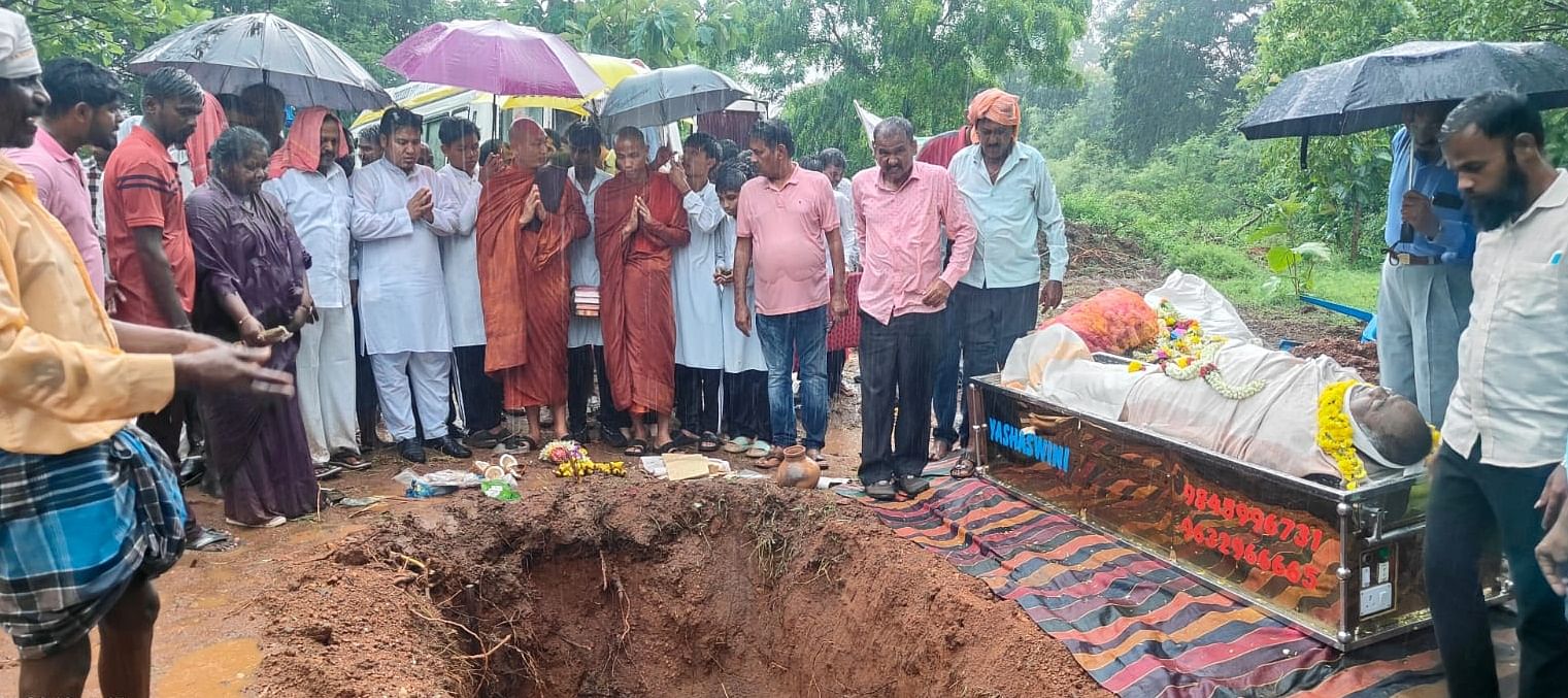 ಗುಂಡ್ಲುಪೇಟೆ ಪಟ್ಟಣದ ಹೊರ ವಲಯದಲ್ಲಿರುವ ಊಟಿ-ಮೈಸೂರು ಹೆದ್ದಾರಿಯ ಜಮೀನಿನಲ್ಲಿ ಬೌದ್ಧ ಧರ್ಮ ವಿಧಿ ವಿಧಾನದಂತೆ ಪ್ರಗತಿಪರ ಚಿಂತಕ ಪ್ರೊ.ಮಹೇಶ್ ಚಂದ್ರಗುರು ಅಂತ್ಯಕ್ರಿಯೆ ನೆರವೇರಿತು.