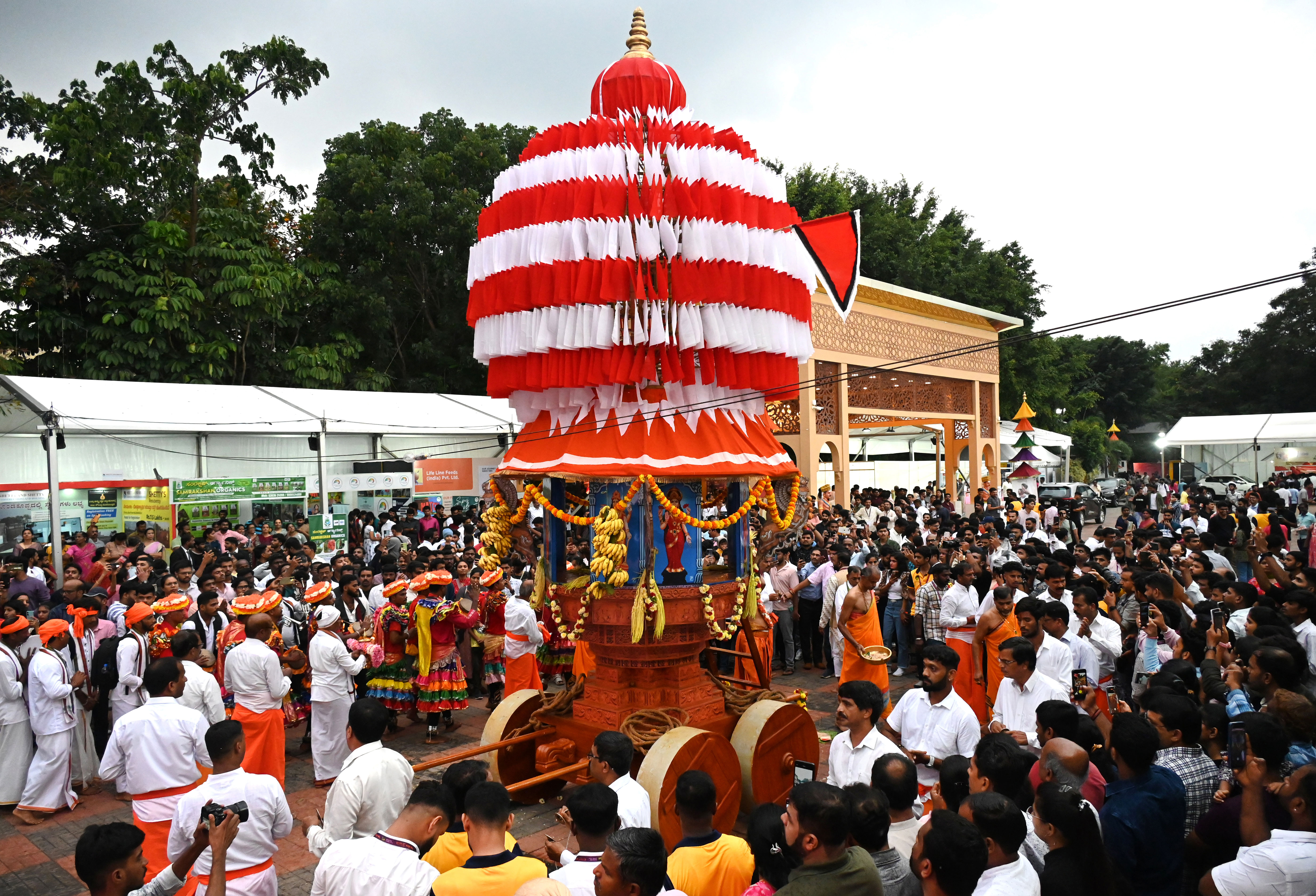 ನಗರದ ಅರಮನೆ ಮೈದಾನದಲ್ಲಿ ಭಾನುವಾರ ನಡೆದ ‘ಕುಂದಾಪ್ರ ಕನ್ನಡ ಹಬ್ಬ’ದಲ್ಲಿ ರಥೋತ್ಸವ ನಡೆಯಿತು. –ಪ್ರಜಾವಾಣಿ ಚಿತ್ರ