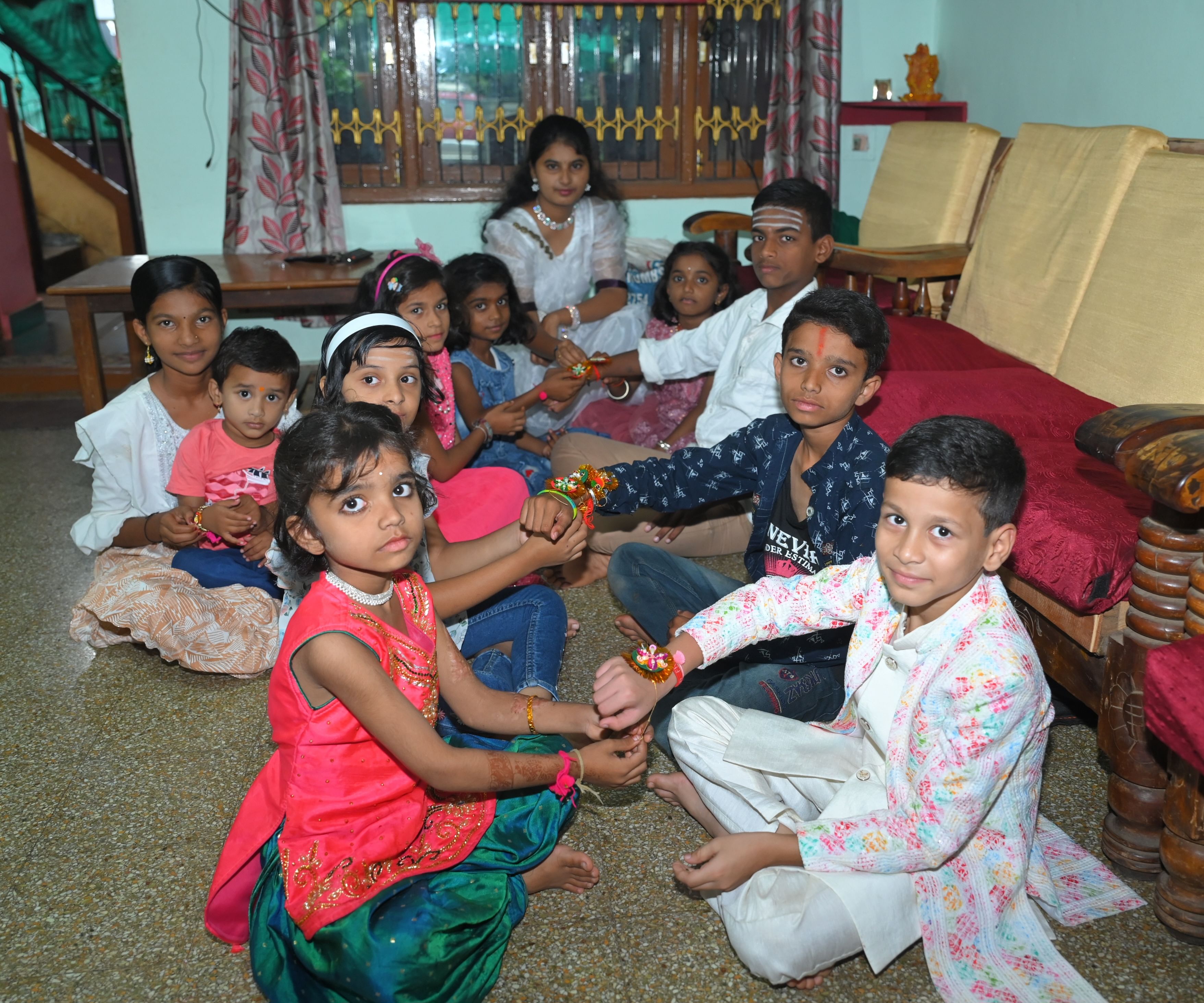 ಸಹೋದರಿಯರು ಸಹೋದರರಿಗೆ ರಾಖಿ ಕಟ್ಟಿದರು