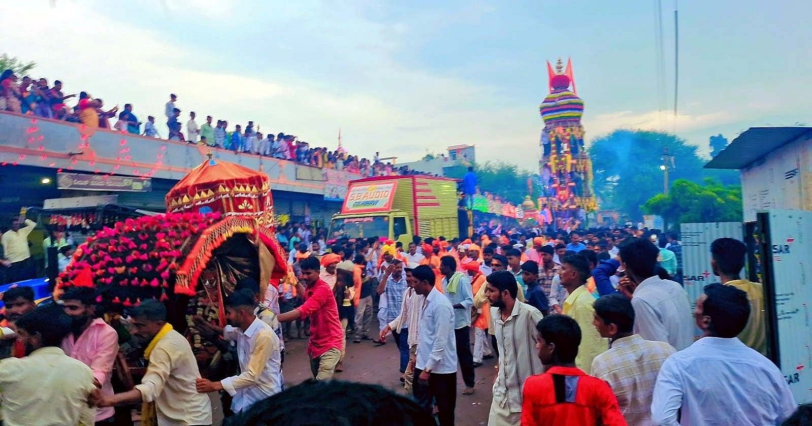 ತೇರದಾಳ ತಾಲ್ಲೂಕಿನ ಗೋಲಬಾವಿಯಲ್ಲಿ ಬಸವೇಶ್ವರ ಜಾತ್ರೆ ಅಂಗವಾಗಿ ಅದ್ದೂರಿ ರಥೋತ್ಸವ ಜರುಗಿತು 