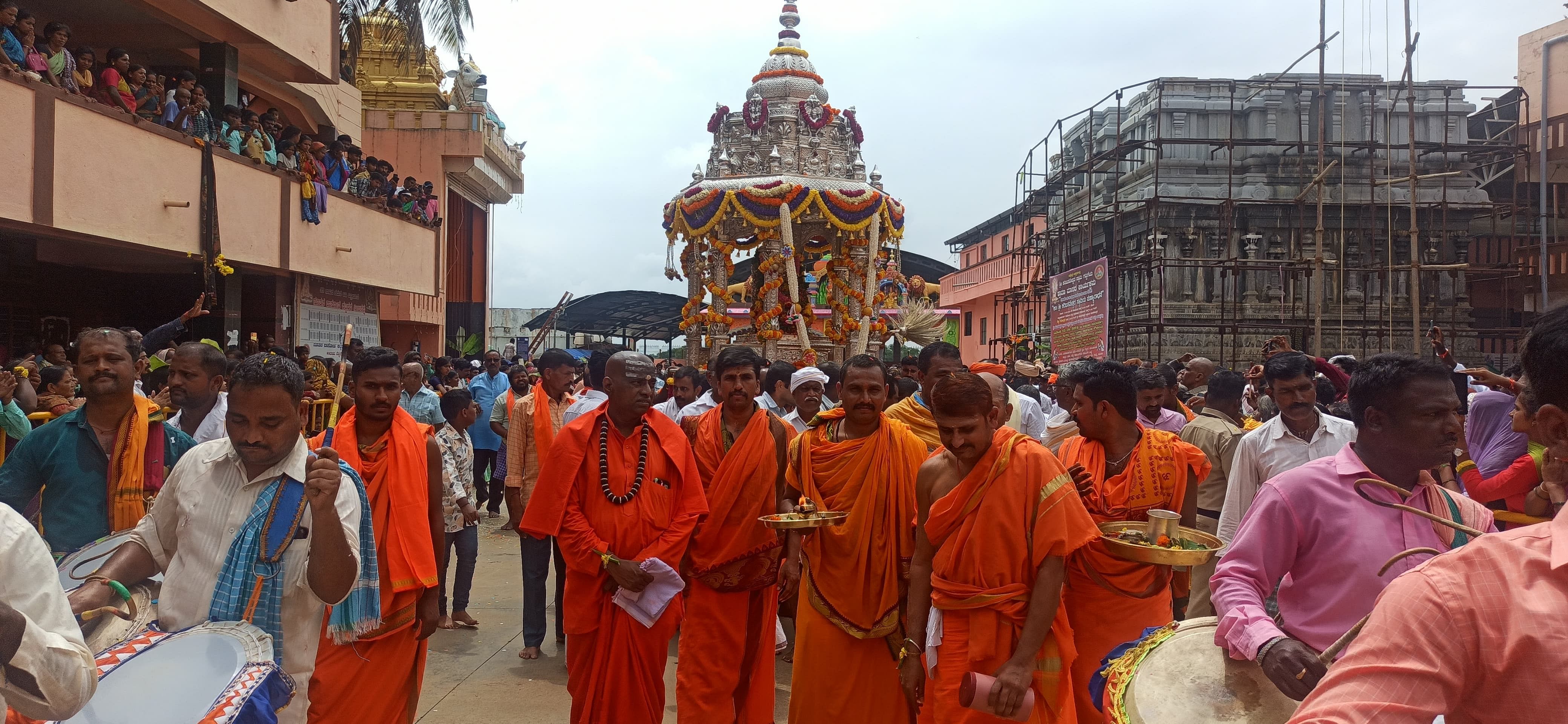 ಕಡರನಾಯ್ಕನಹಳ್ಳಿ ಸಮೀಪದ ಉಕ್ಕಡಗಾತ್ರಿಯಲ್ಲಿ ಅಜ್ಜಯ್ಯನ ಬೆಳ್ಳಿ ರಥೋತ್ಸವ ವಿಜೃಂಭಣೆಯಿಂದ ನಡೆಯಿತು