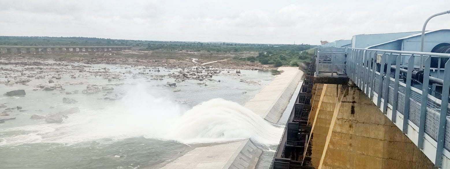 ನಾರಾಯಣಪುರ ಸೋಮವಾರ ಬಸವಸಾಗರದ ಎರಡು ಕ್ರಸ್ಟ್‌ಗೇಟ್‌ಗಳಿಂದ ನೀರು ಹೊರ ಹೊಮ್ಮುವ ರಮಣೀಯ ದೃಶ್ಯ