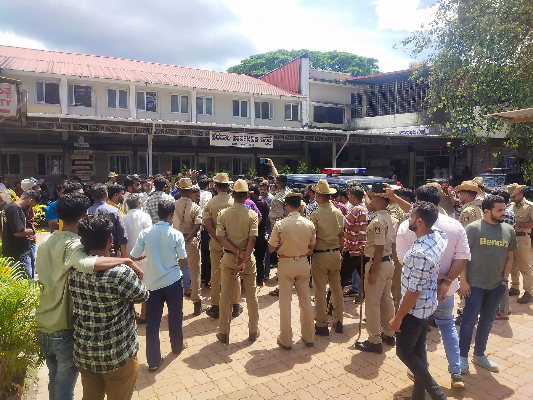 ಪುತ್ತೂರಿನ ಸರ್ಕಾರಿ ಆಸ್ಪತ್ರೆಯ ಬಳಿ ಜಮಾಯಿಸಿದ್ದ ಮುಸ್ಲಿಂ ಸಂಘಟನೆಯ ಕಾರ್ಯಕರ್ತರನ್ನು ಪೊಲೀಸರು ಅಲ್ಲಿಂದ ಕಳಿಸಿದರು
