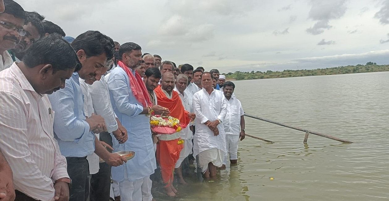 ಮಸ್ಕಿ ಜಲಾಶಯ ಭರ್ತಿಯಾದ ಹಿನ್ನೆಲೆಯಲ್ಲಿ ಮಂಗಳವಾರ ಶಾಸಕ ಆರ್.ಬಸನಗೌಡ ತುರುವಿಹಾಳ ಬಾಗಿನ ಅರ್ಪಿಸಿದರು