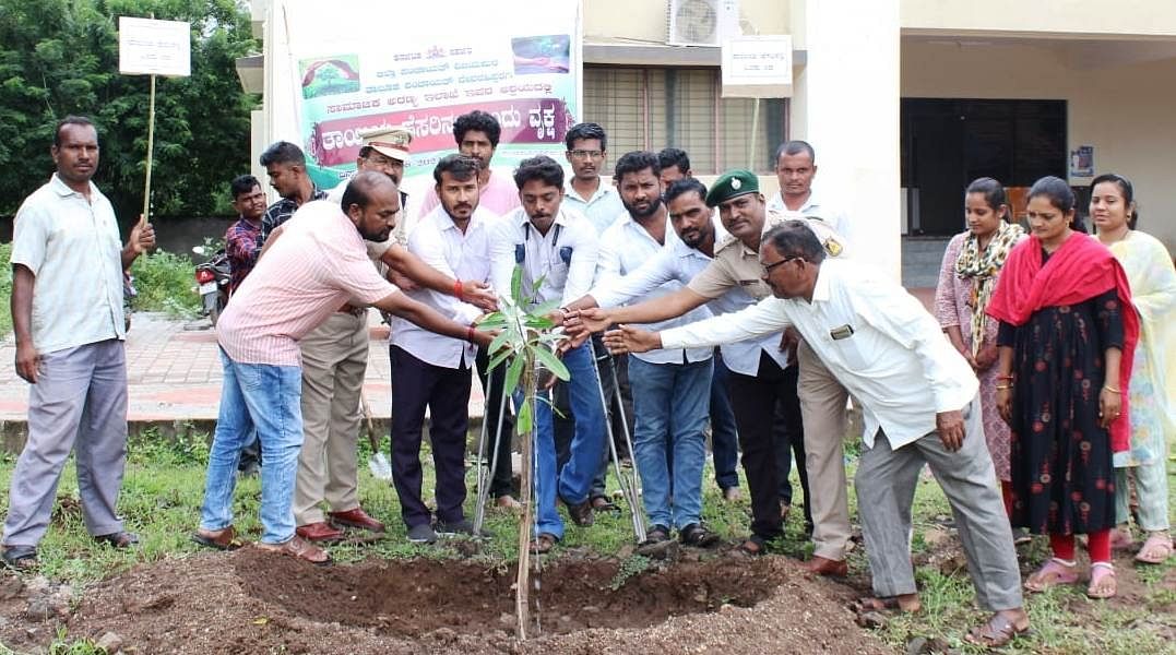 ದೇವರಹಿಪ್ಪರಗಿ ತಾಲ್ಲೂಕು ಪಂಚಾಯಿತಿ ಆವರಣದಲ್ಲಿ ‘ತಾಯಿ ಹೆಸರಿನಲ್ಲಿ ಒಂದು ವೃಕ್ಷ’ ಅಭಿಯಾನದ ಅಂಗವಾಗಿ ಸಸಿ ನೆಟ್ಟು, ನೀರುಣಿಸಲಾಯಿತು