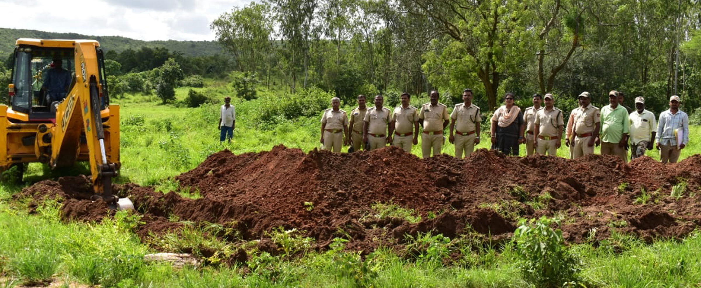 ದಾವಣಗೆರೆ ಜಿಲ್ಲೆಯ ಸೂಳೆಕೆ (ಶಾಂತಿಸಾಗರ) ಅರಣ್ಯ ವಲಯದ ಶೃಂಗಾರ್‌ಬಾಗ್‌ ಹಾಗೂ ಬುಳ್ಳನಾಯಕನಹಳ್ಳಿ ಮೀಸಲು ಅರಣ್ಯ ಪ್ರದೇಶದಲ್ಲಿ ಅರಣ್ಯ ಇಲಾಖೆ ಸಿಬ್ಬಂದಿ ಶುಕ್ರವಾರ ಒತ್ತುವರಿ ತೆರವುಗೊಳಿಸಿದರು