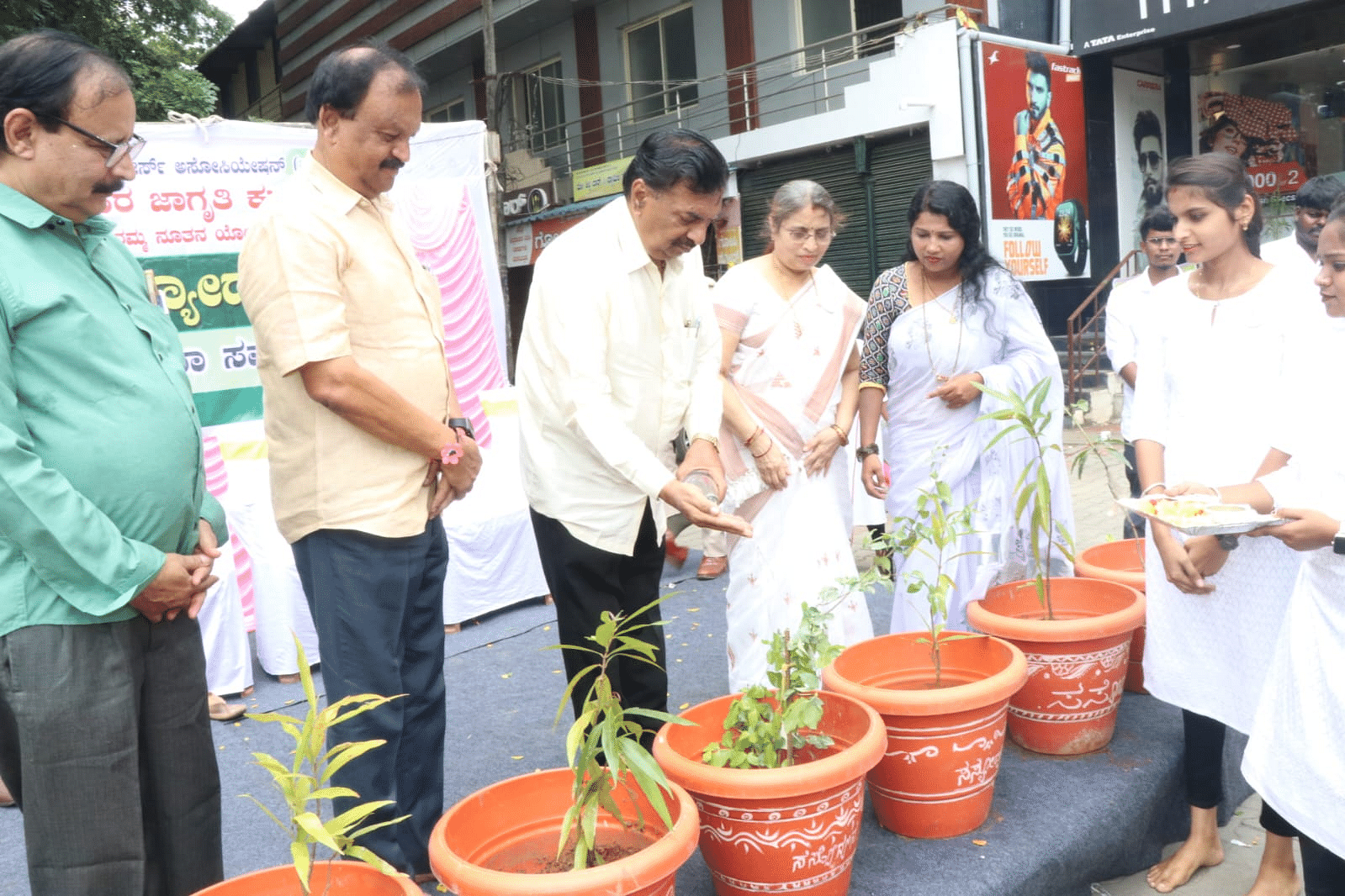 ಶಿವಮೊಗ್ಗದಲ್ಲಿ ಹಮ್ಮಿಕೊಂಡಿದ್ದ ಸಸ್ಯೋದ್ಯಾನ ಕಾರ್ಯಕ್ರಮವನ್ನು ಕೆಪಿಸಿಸಿ ವಕ್ತಾರ ಆಯನೂರು ಮಂಜುನಾಥ್ ಉದ್ಘಾಟಿಸಿದರು 