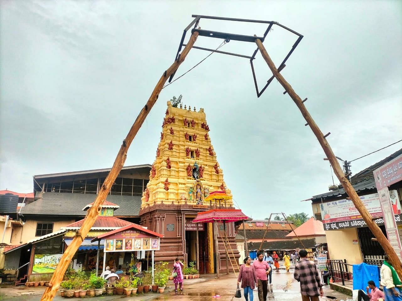 ಉಡುಪಿಯ ರಥಬೀದಿಯಲ್ಲಿ ಗುರ್ಜಿಗಳನ್ನು ನೆಡಲಾಗಿದೆ