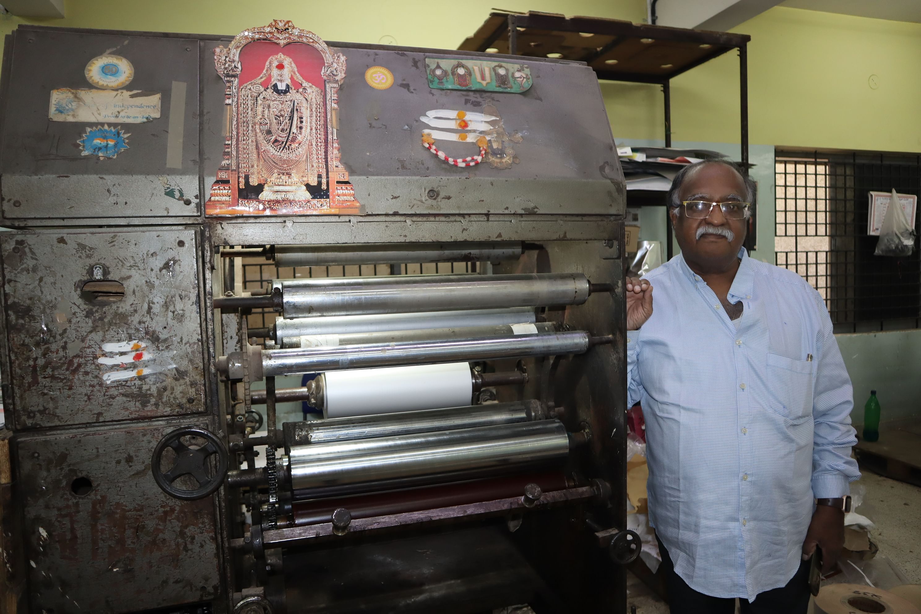 ಲ್ಯಾಮಿನೇಟ್‌ ಯಂತ್ರದೊಂದಿಗೆ ಟಿ.ಎಸ್‌.ನಾಗರಾಜ