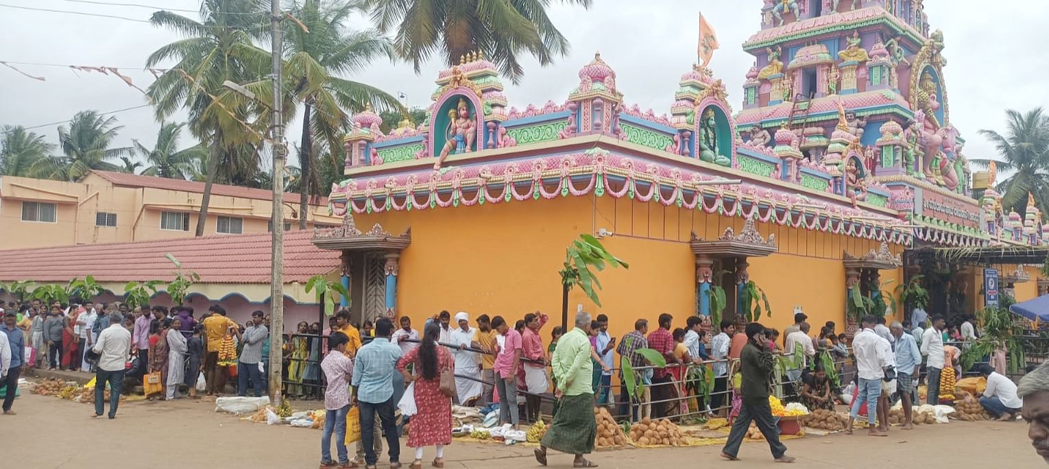 ಶಿಕಾರಿಪುರದ ಹುಚ್ಚರಾಯಸ್ವಾಮಿ ದೇವರ ದೇವಸ್ಥಾನದಲ್ಲಿ ಭಕ್ತರು ಸರದಿ ಸಾಲಿನಲ್ಲಿ ನಿಂತು ದೇವರ ದರ್ಶನ ಪಡೆದರು 