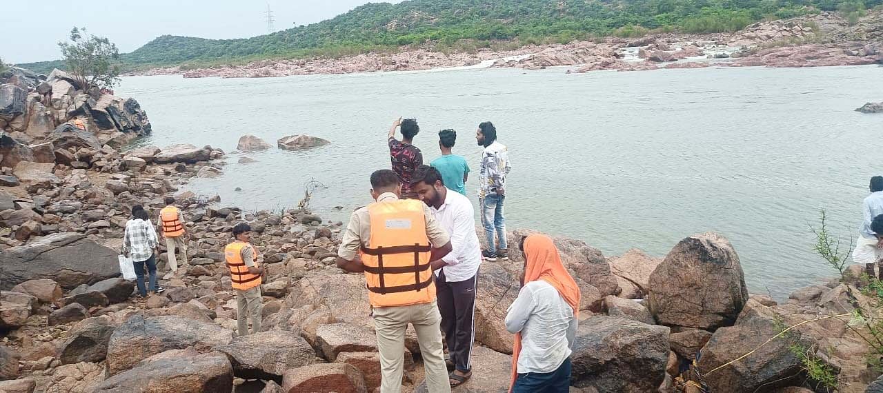 ನಾರಾಯಣಪುರದ ಬಳಿ ಶುಕ್ರವಾರ ಕೃಷ್ಣಾ ನದಿಯಲ್ಲಿ ಈಜಲು ಹೋಗಿ ನೀರುಪಾಲಾದ ಯುವಕನಿಗಾಗಿ ಅಗ್ನಿಶಾಮಕ ಸಿಬ್ಬಂದಿ ಶೋಧ ಕಾರ್ಯ ನಡೆಸಿದರು