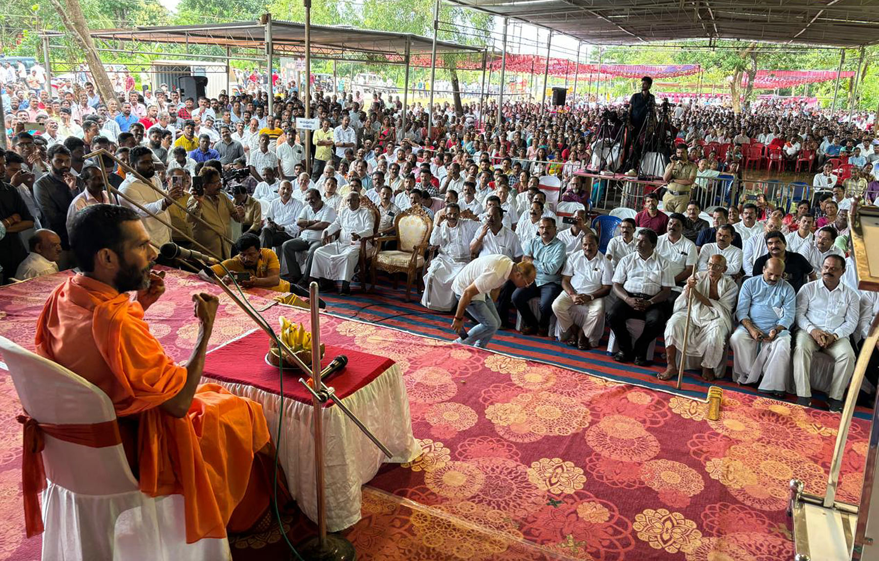 ಕಂಚಿನಡ್ಕದಲ್ಲಿ ಟೋಲ್‌ವಿರುದ್ಧ ನಡೆದ ಪ್ರತಿಭಟನೆಯಲ್ಲಿ ಕೇಮಾರು ಸಾಂದೀಪನಿ ಸಾಧನಾಶ್ರಮದ ಶ್ರೀ ಈಶವಿಠಲದಾಸ ಸ್ವಾಮೀಜಿ ಮಾತನಾಡಿದರು. 