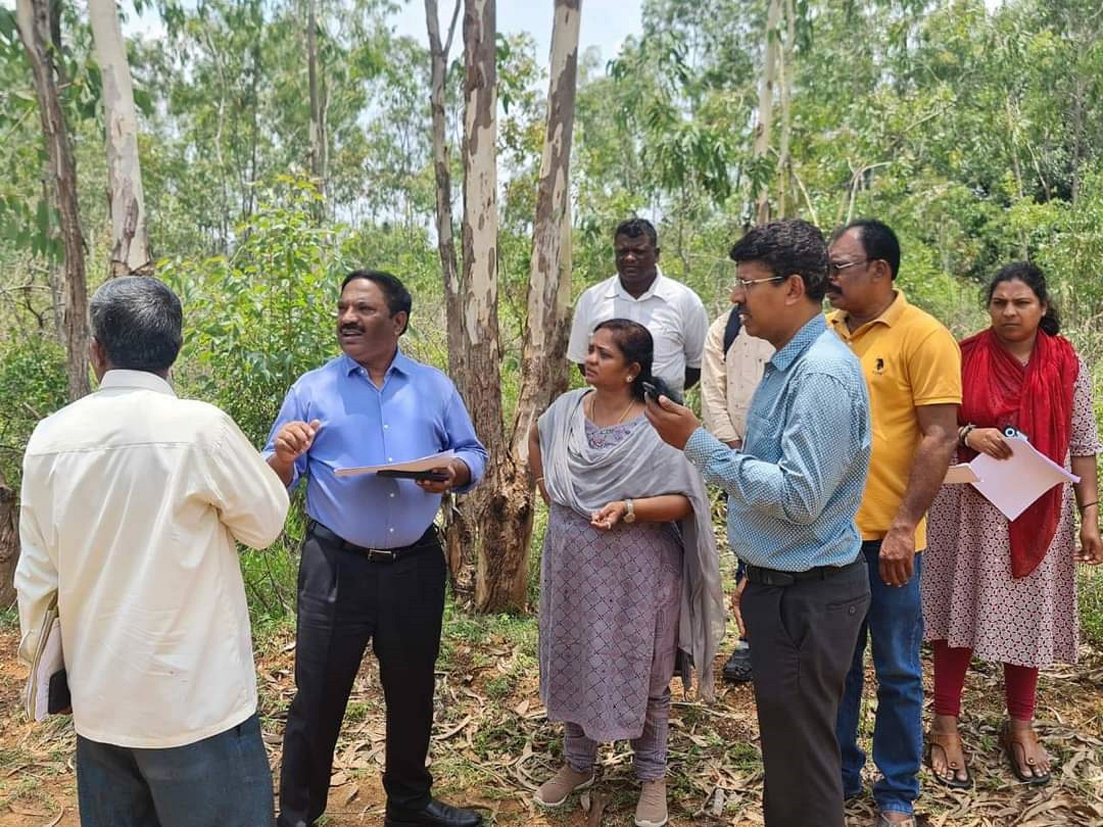 ಕೆಜಿಎಫ್ ಹೊರವಲಯದಲ್ಲಿ ತ್ಯಾಜ್ಯ ವಿಲೇವಾರಿ ಘಟಕ ಸ್ಥಾಪನೆ ನಿಟ್ಟಿನಲ್ಲಿ ಸ್ಥಳ ಪರಿಶೀಲನೆ ಮಾಡಿದ್ದ ಜಿಲ್ಲಾಧಿಕಾರಿ ಅಕ್ರಂಪಾಷಾ ಮತ್ತು ಅಧಿಕಾರಿಗಳು