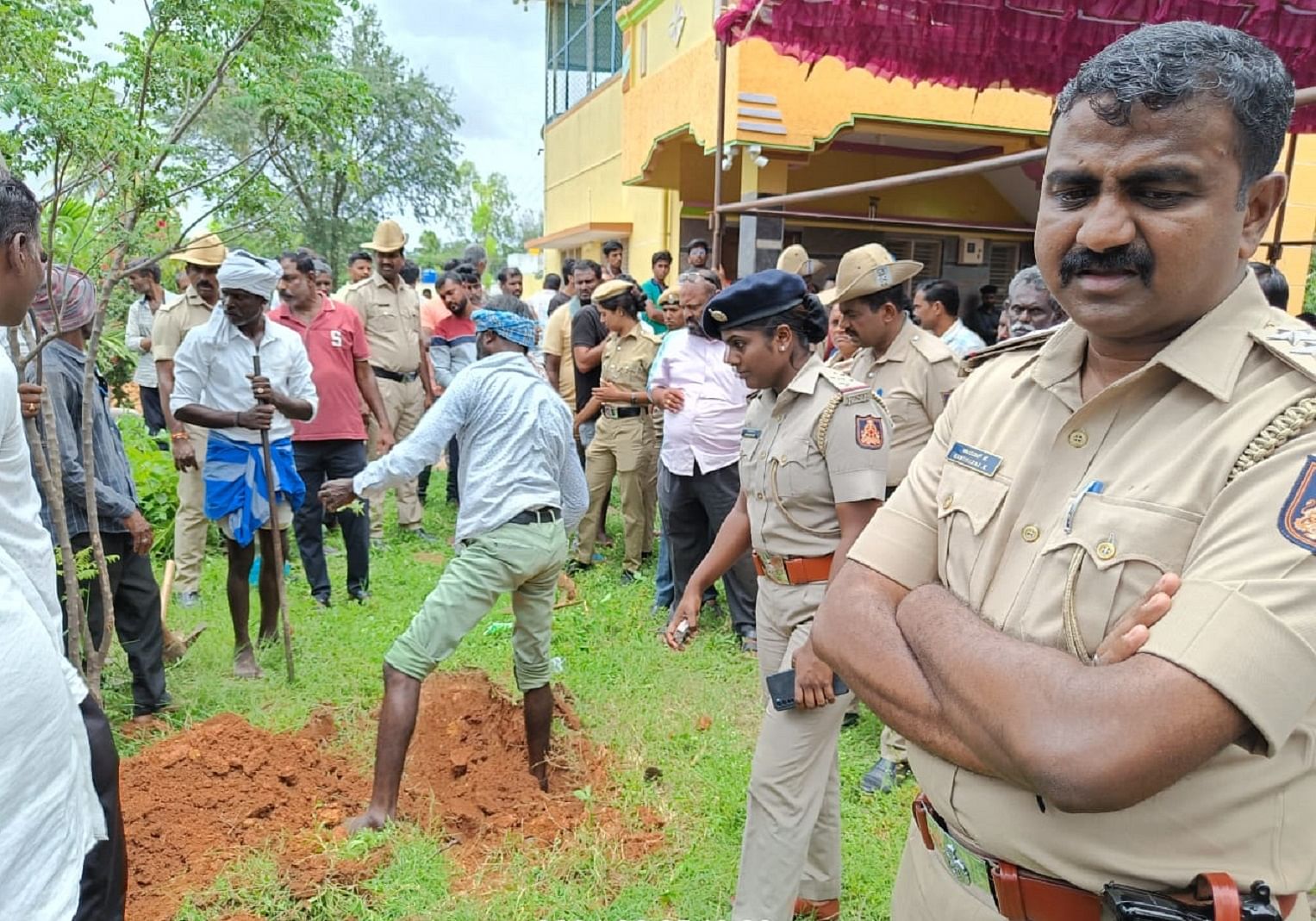 ಕೋಲಾರ ತಾಲ್ಲೂಕಿನ ತೂರಾಂಡಹಳ್ಳಿ ಗ್ರಾಮದಲ್ಲಿ ಭಾನುವಾರ ಪೊಲೀಸರ ಸಮ್ಮುಖದಲ್ಲಿ ಪತಿ ಉಲ್ಲಾಸ್‌ಗೌಡ ಮನೆ ಪಕ್ಕದಲ್ಲೇ ಮಾನಸಾ ಅವರ ಅಂತ್ಯಕ್ರಿಯೆಗೆ ನಡೆದ ಸಿದ್ಧತೆ