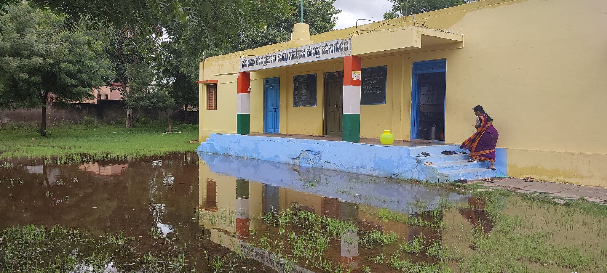 ಹುನಗುಂದ: ಪಟ್ಟಣದ ಸರ್ಕಾರಿ ಕೇಂದ್ರ ಶಾಲೆ ಮತ್ತು ಸಮಾಜ ಕೇಂದ್ರ ಆವರಣದಲ್ಲಿರುವ ಕೊಳಚೆ ನೀರು