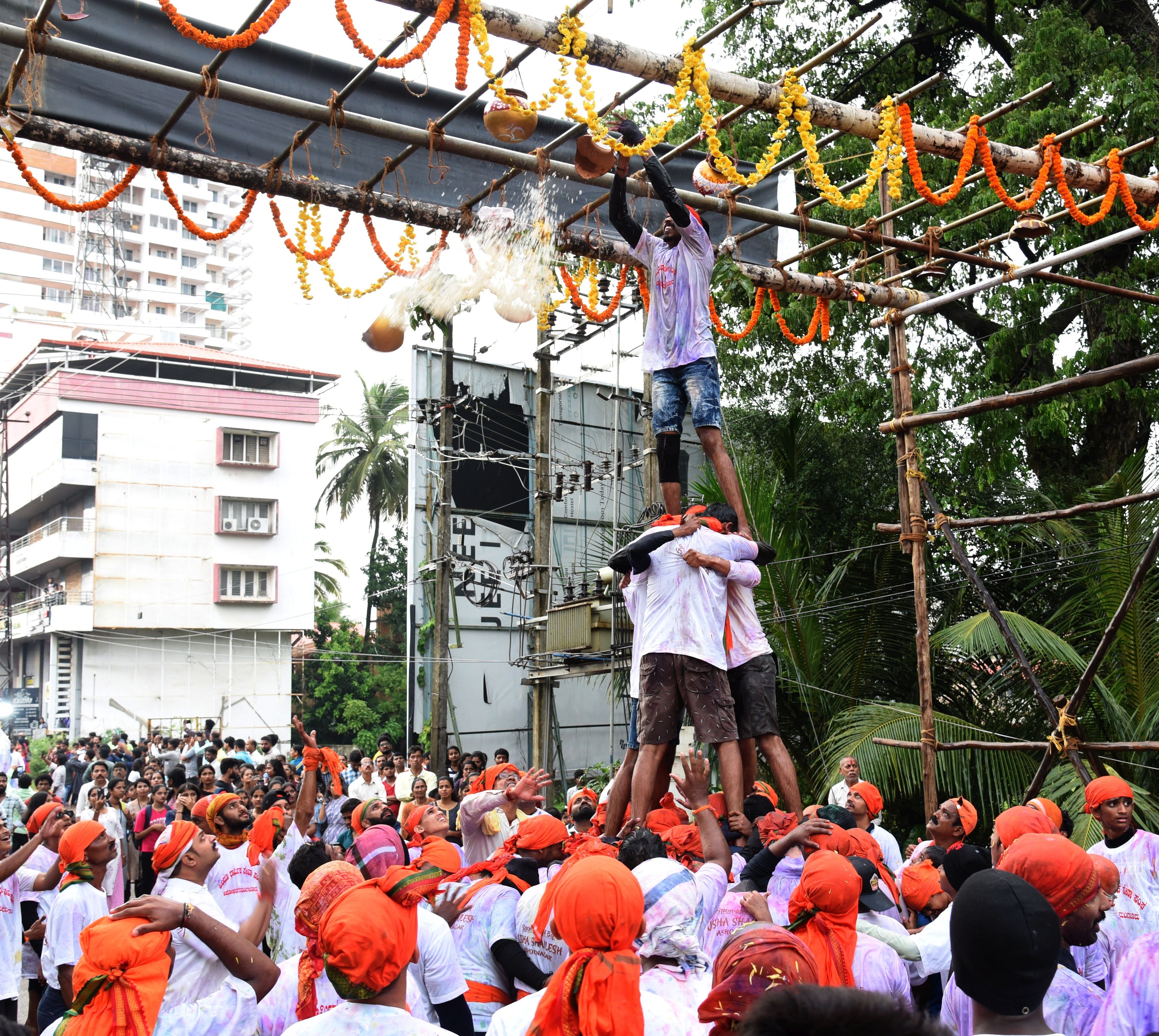 ಕೊಟ್ಟಾರದಲ್ಲಿ ಕಳೆದ ವರ್ಷ ನಡೆದ ಶ್ರೀಕೃಷ್ಣ ಜಯಂತಿಯಲ್ಲಿ ಮೊಸರು ಕುಡಿಕೆ ಒಡೆಯಲು ಸಿದ್ಧರಾದ ಸ್ಪರ್ಧಿ