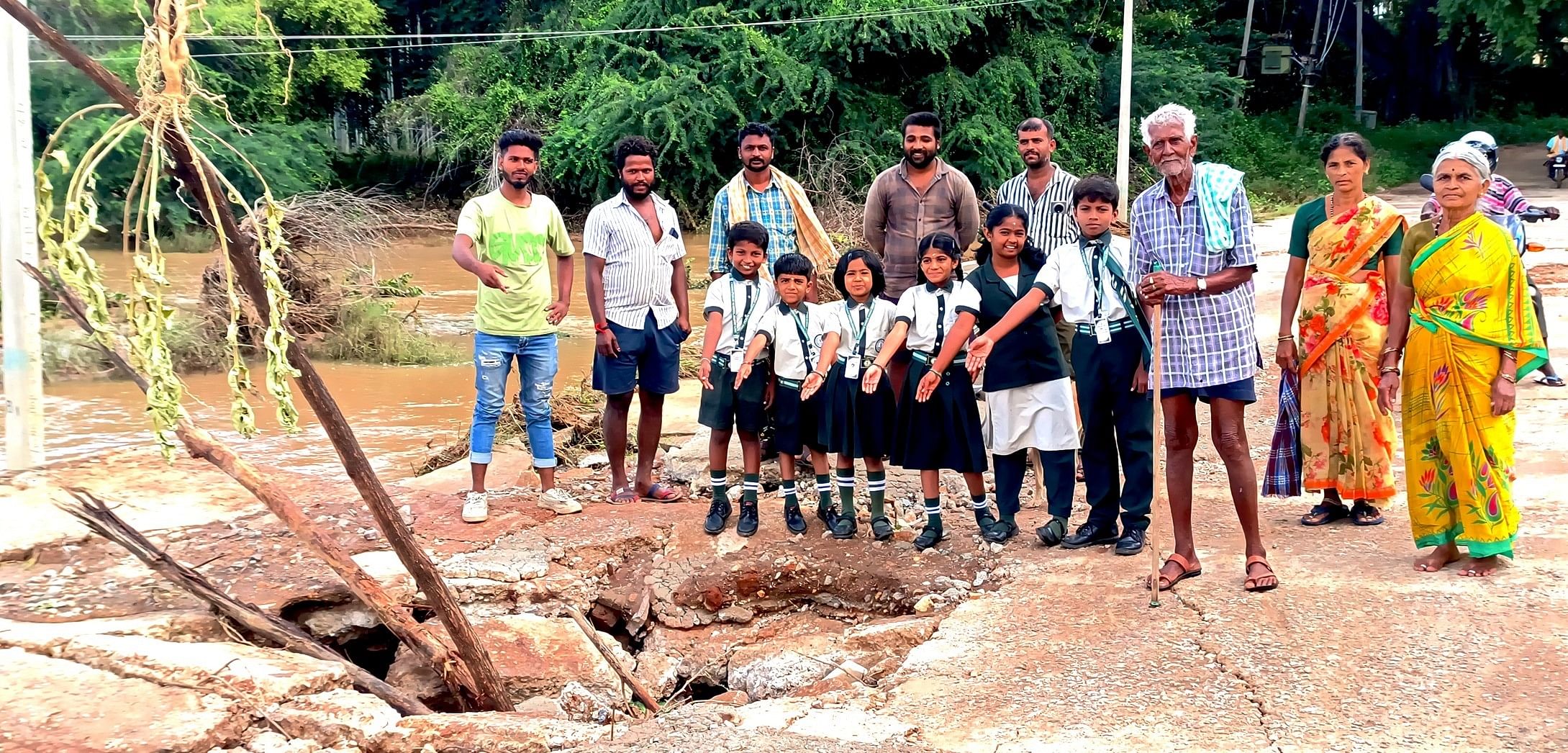 ಪುರವರ ಹೋಬಳಿ ಇಮ್ಮಡಗೊಂಡನಹಳ್ಳಿ ಗ್ರಾಮಕ್ಕೆ ಸಂಪರ್ಕಕೊಂಡಿಯಾಗಿರುವ ಜಯಮಂಗಲಿ ನದಿ ಮೇಲಿನ ರಸ್ತೆ ಗುಂಡಿ