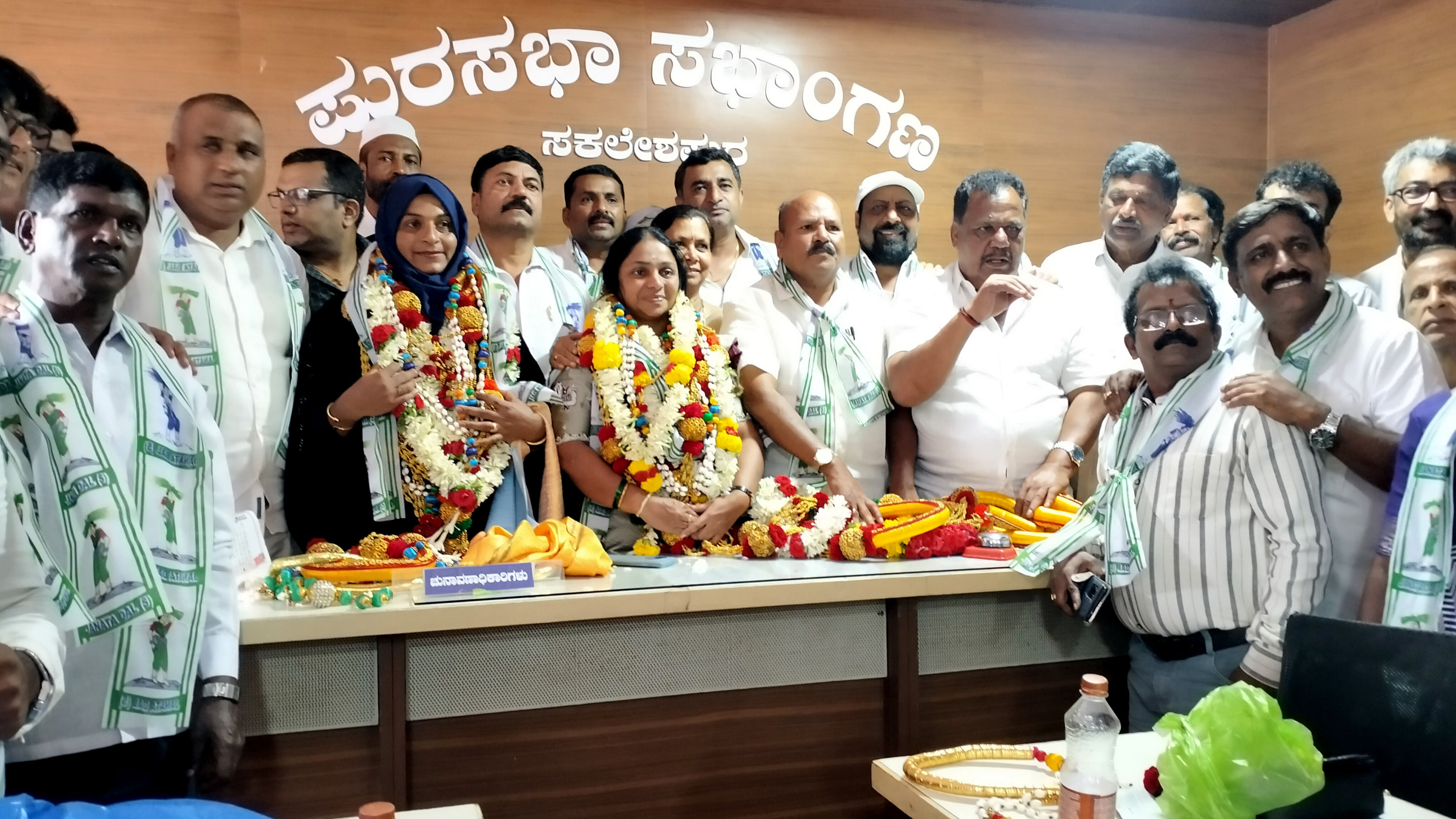 ಸಕಲೇಶಪುರ ಪುರಸಭೆ ನೂತನ ಅಧ್ಯಕ್ಷೆ ಜ್ಯೋತಿ ರಾಜ್‌ಕುಮಾರ್, ಉಪಾಧ್ಯಕ್ಷೆ ಝರೀನಾ ಅವರನ್ನು ಮಾಜಿ ಸಚಿವ ಎಚ್‌.ಕೆ. ಕುಮಾರಸ್ವಾಮಿ ಹಾಗೂ ಜೆಡಿಎಸ್‌ ಮುಖಂಡರು ಅಭಿನಂದಿಸಿದರು.