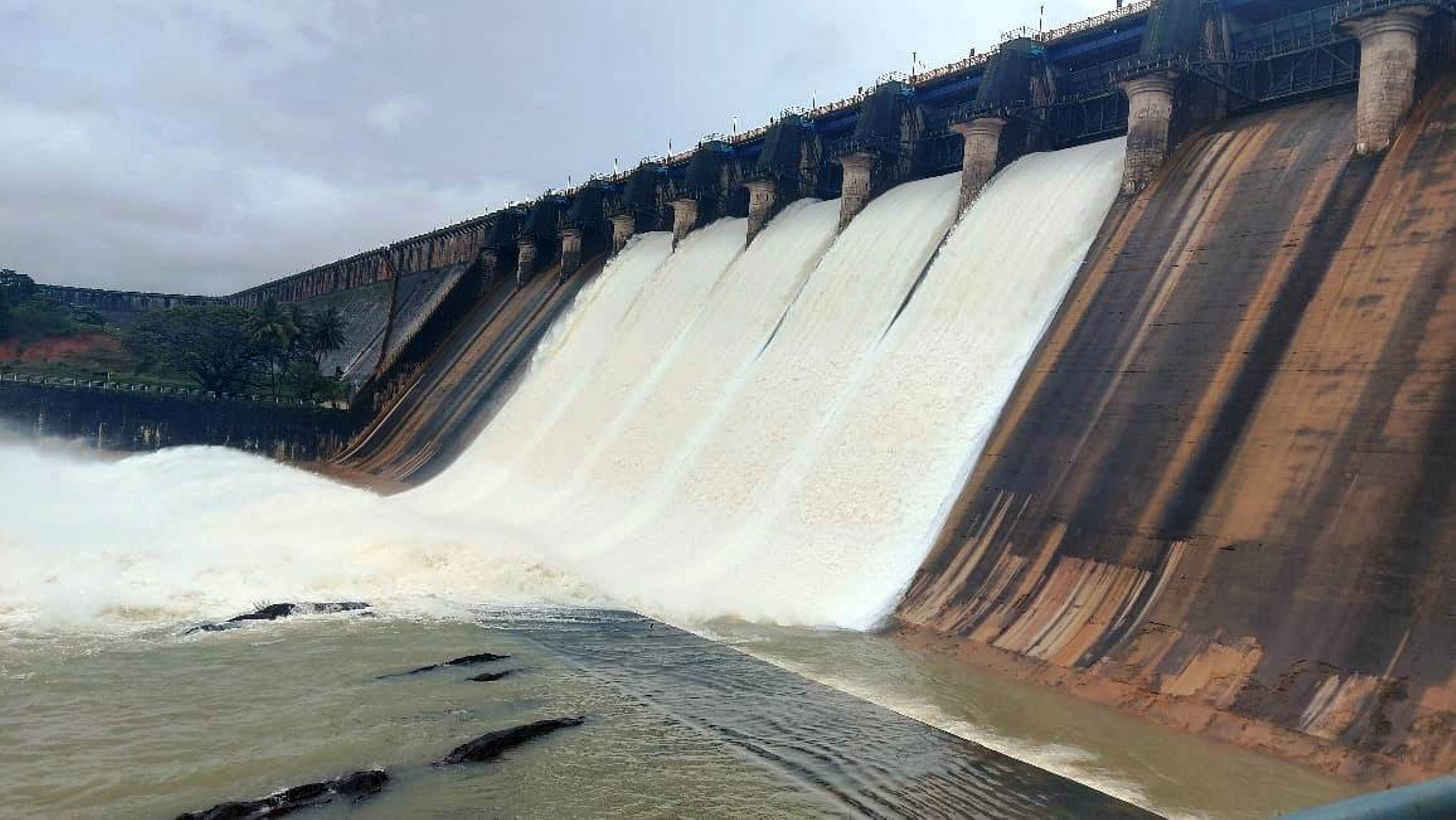 ಲಿಂಗನಮಕ್ಕಿ ಜಲಾಶಯದಿಂದ 5 ರೇಡಿಯಲ್‌ ಗೇಟ್‌ಗಳ ಮೂಲಕ ನದಿಗೆ ನೀರು ಹರಿಸಿರುವುದು 