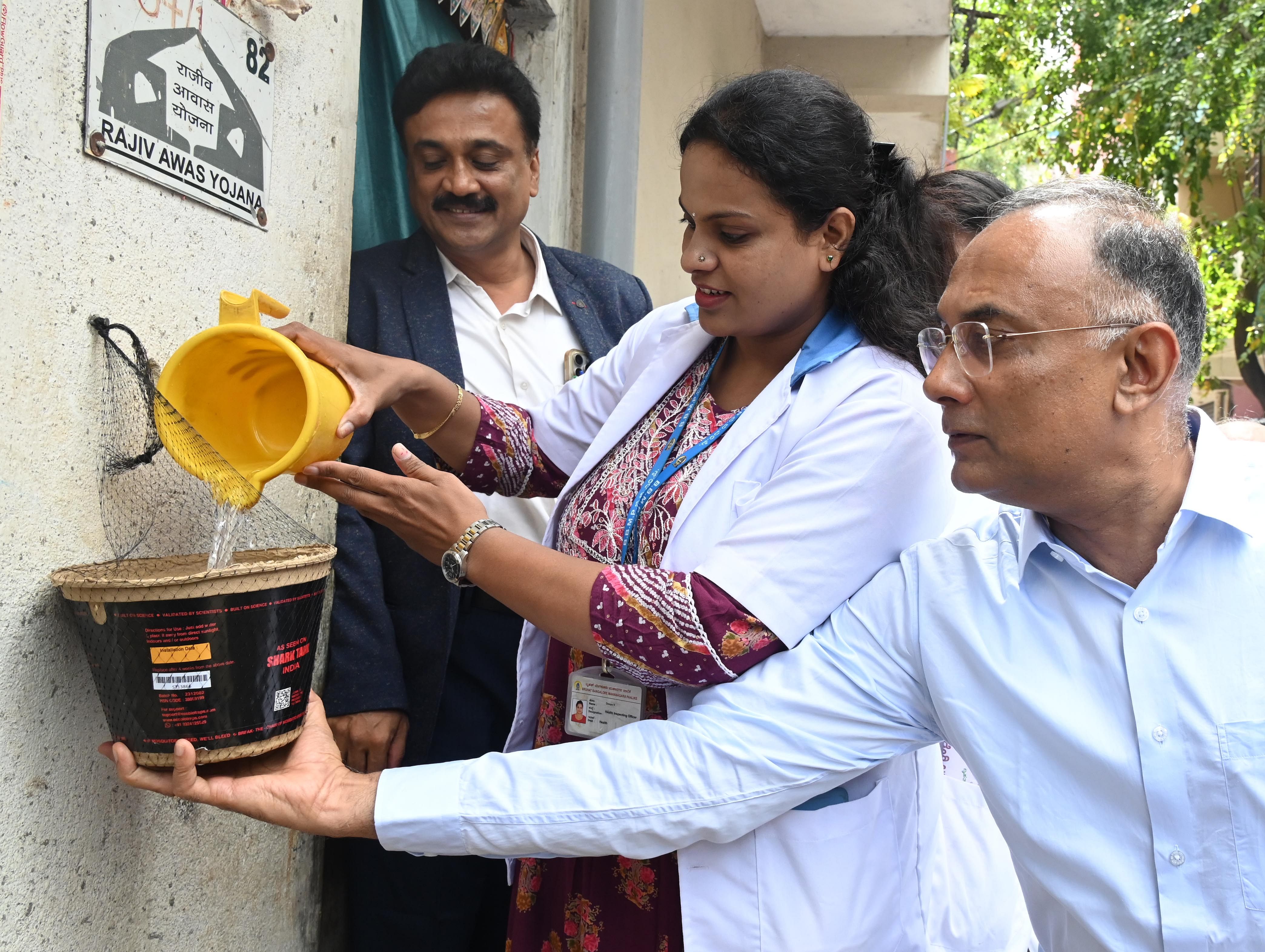 ಡೆಂಗಿ, ಮಲೇರಿಯಾ ನಿಯಂತ್ರಣಕ್ಕಾಗಿ ಈಡಿಸ್‌ ಸೊಳ್ಳೆಗಳನ್ನು ಆಕರ್ಷಿಸಿ ನಾಶಪಡಿಸುವ ಓವಿ ಟ್ರ್ಯಾಪ್‌ ಸಾಧನವನ್ನು ಗೋಪಾಲಪುರದಲ್ಲಿ ಆರೋಗ್ಯ ಸಿಬ್ಬಂದಿ ಅಳವಡಿಸಿದರು. ಆರೋಗ್ಯ ಸಚಿವ ದಿನೇಶ್‌ ಗುಂಡೂರಾವ್‌ ನೆರವಾದರು
– ಪ್ರಜಾವಾಣಿ ಚಿತ್ರ