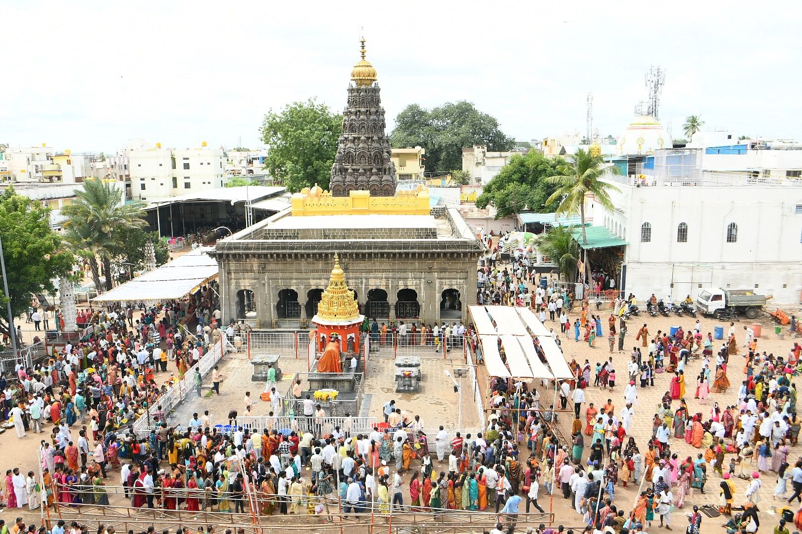 ಕಲಬುರಗಿಯ ಶರಣಬಸವೇಶ್ವರ ದೇವಸ್ಥಾನ ಆವರಣದಲ್ಲಿ ಶ್ರಾವಣ ಸೋಮವಾರ ಪ್ರಯುಕ್ತ ಭಕ್ತರ ದಂಡು ಕಂಡುಬಂದಿತು