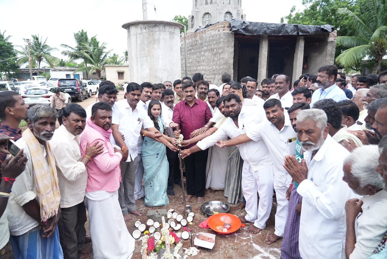 ಗಂಗಾವತಿ ತಾಲ್ಲೂಕಿನ ಚಿಕ್ಕಬೆಣಕಲ್ ಗ್ರಾಮದಲ್ಲಿ ಬಹುಗ್ರಾಮ ಕುಡಿಯುವ ನೀರಿನ ಯೋಜನೆ ಕಾಮಗಾರಿಗೆ ಶಾಸಕ ಜಿ.ಜನಾರ್ದನರೆಡ್ಡಿ ಭೂಮಿ ಪೂಜೆ ನೆರವೇರಿಸಿದರು