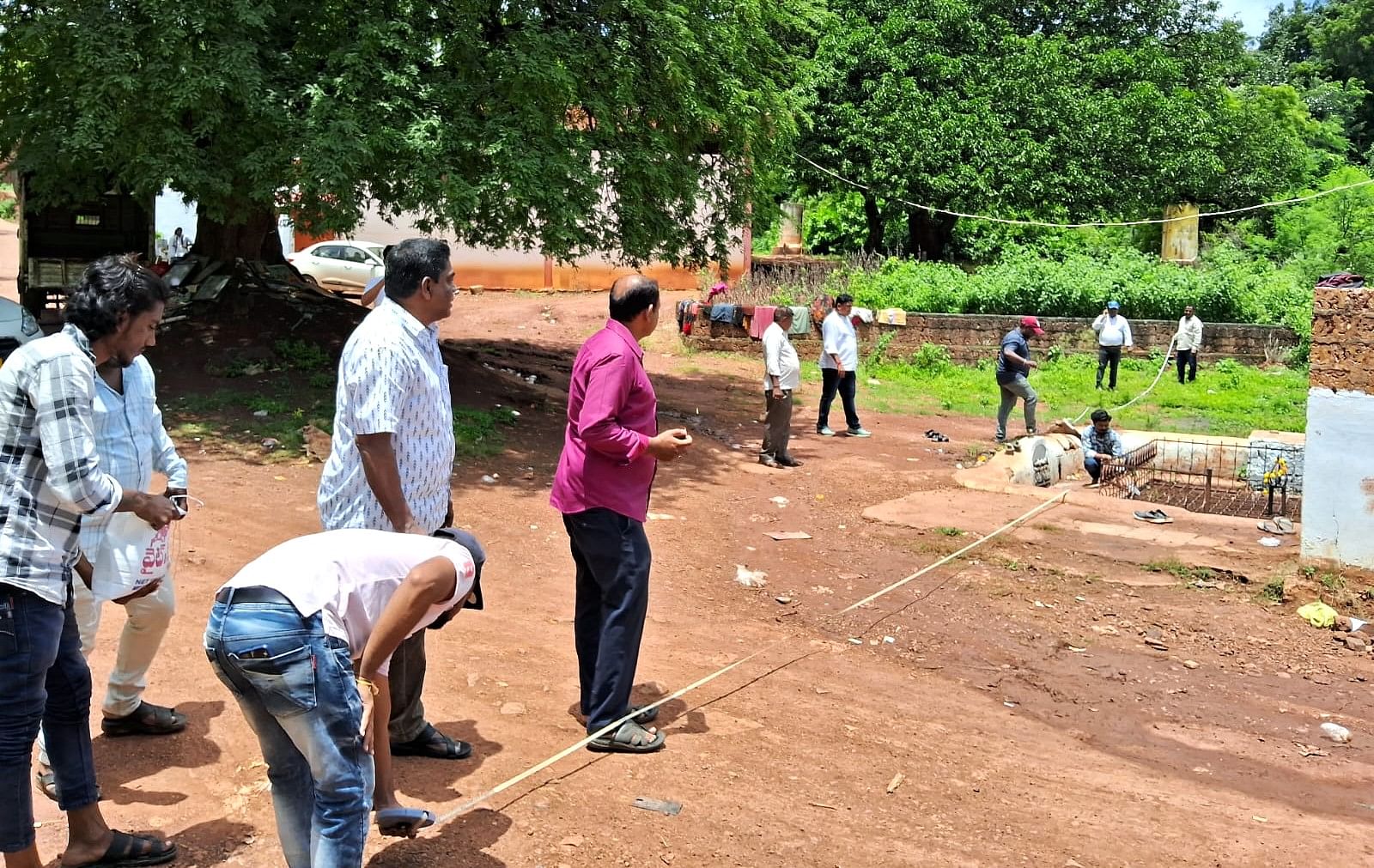 ವಿವಿಧ ಇಲಾಖೆಯ ಅಧಿಕಾರಿಗಳು ಜಂಟಿಯಾಗಿ ಬೀದರ್‌ ಹೊರವಲಯದ ಅಲಿಯಾಬಾದ್‌ ಸಮೀಪ ‘ಕರೇಜ್‌’ ಹದ್ದು ಬಸ್ತುಗೊಳಿಸುವ ಕೆಲಸ ಮಂಗಳವಾರ ಮಾಡಿದರು
