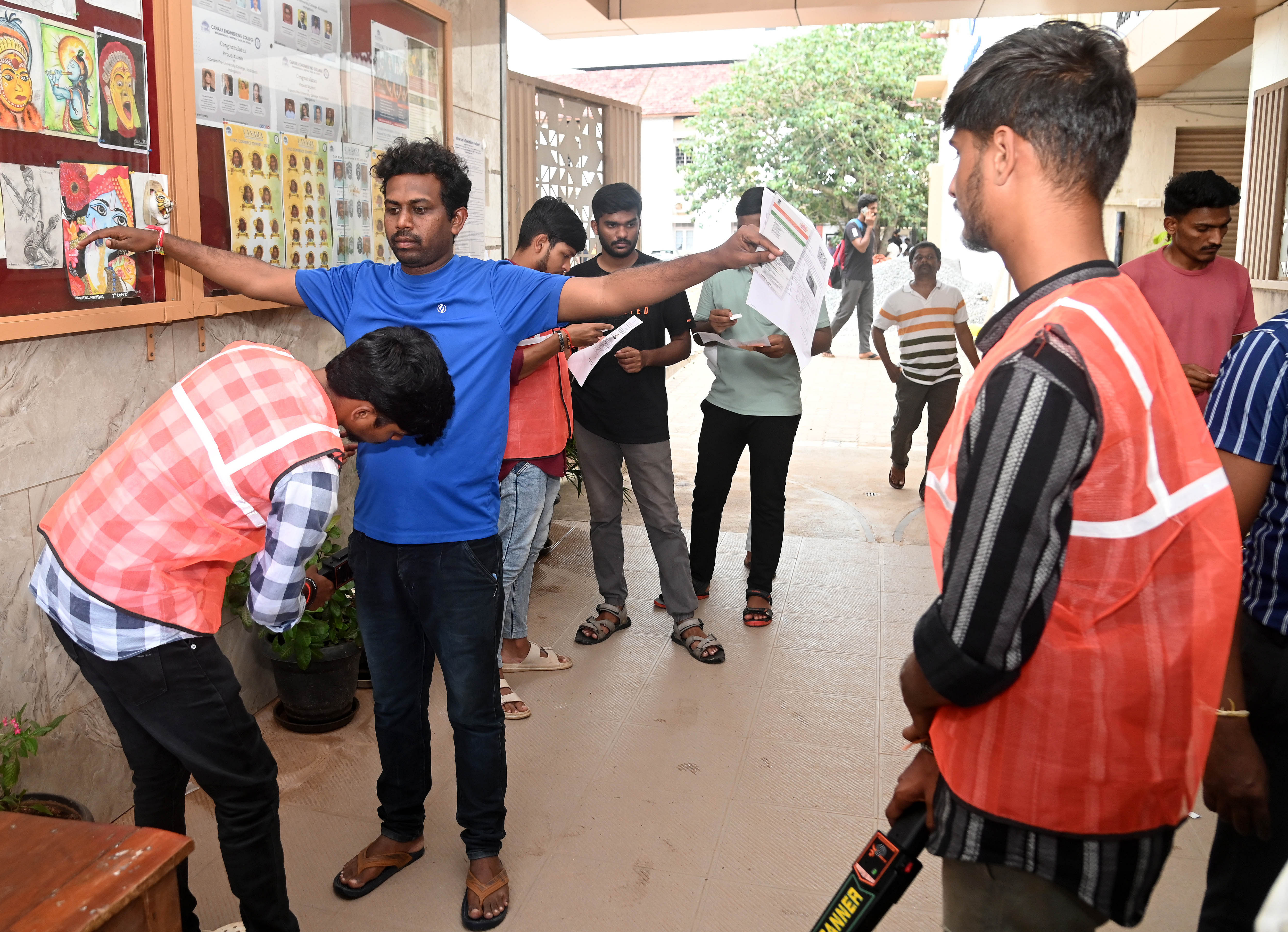 ಕೊಡಿಯಾಲ್‌ಬೈಲ್‌ನ ಕೆನರಾ ಪಿ.ಯು ಕಾಲೇಜಿನ ಪರೀಕ್ಷಾ ಕೇಂದ್ರದಲ್ಲಿ ಕೆಪಿಎಸ್‌ಸಿ ಪರೀಕ್ಷೆ ಬರೆಯಲು ಬಂದ ಅಭ್ಯರ್ಥಿಗಳನ್ನು ಸಿಬ್ಬಂದಿ ತಪಾಸಣೆ ನಡೆಸಿದರು – ಪ್ರಜಾವಾಣಿ ಚಿತ್ರ